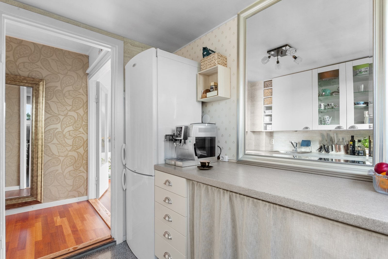 Separat kjøkken fra 2012 med glatte, fabrikklakkerte fronter og laminert benkeplate med nedfelt kum i rustfritt stål. Galleribilde