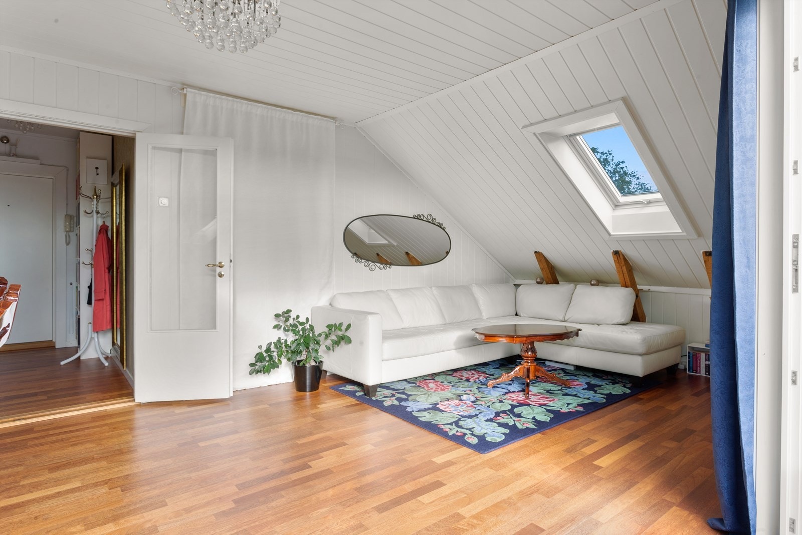 Om ettermiddagen og kvelden fyller solen hele leiligheten. Da er det fint at hele døren kan åpnes. Galleribilde