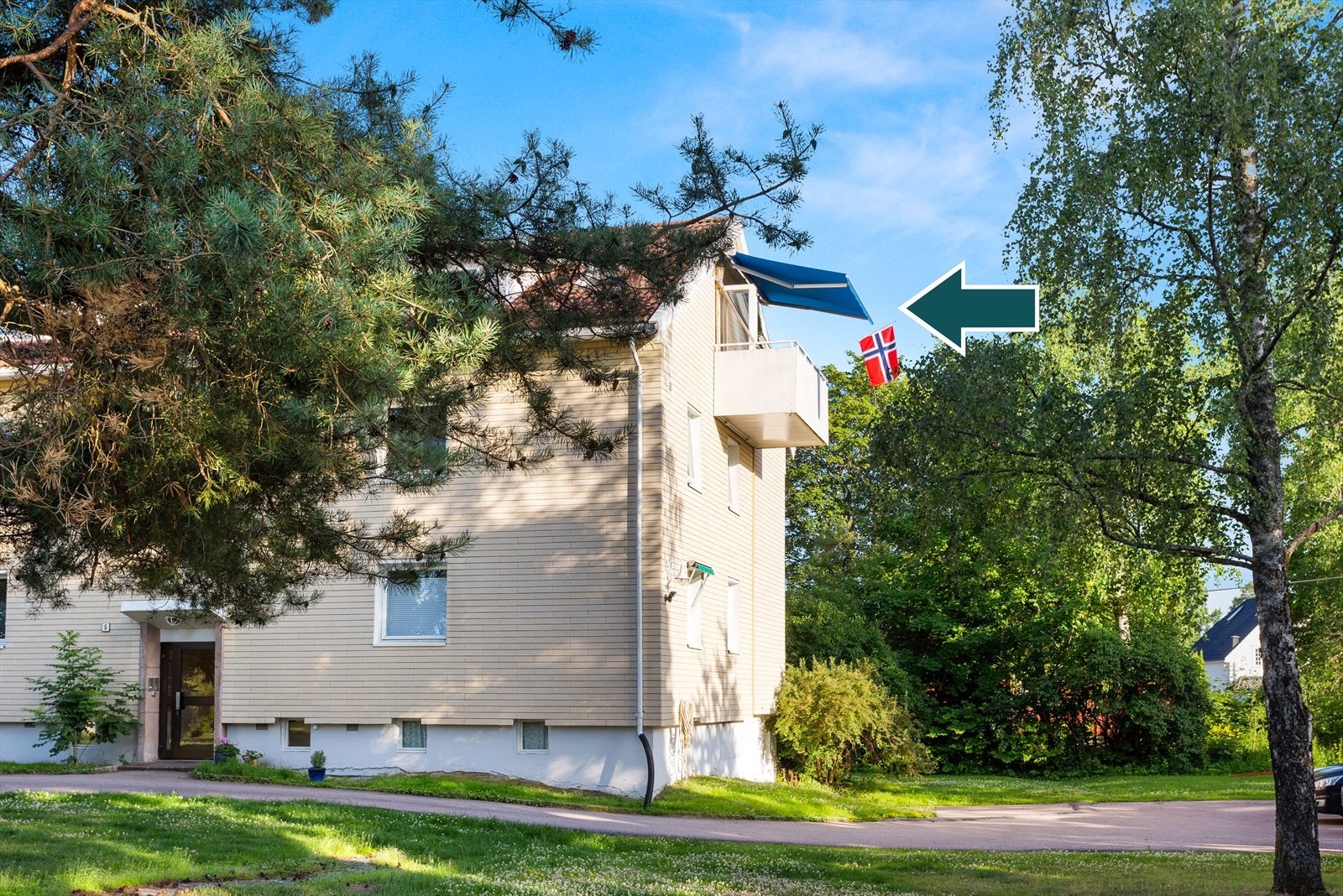 Leiligheten ligger usjenert i byggets tredje og øverste etasje. Galleribilde