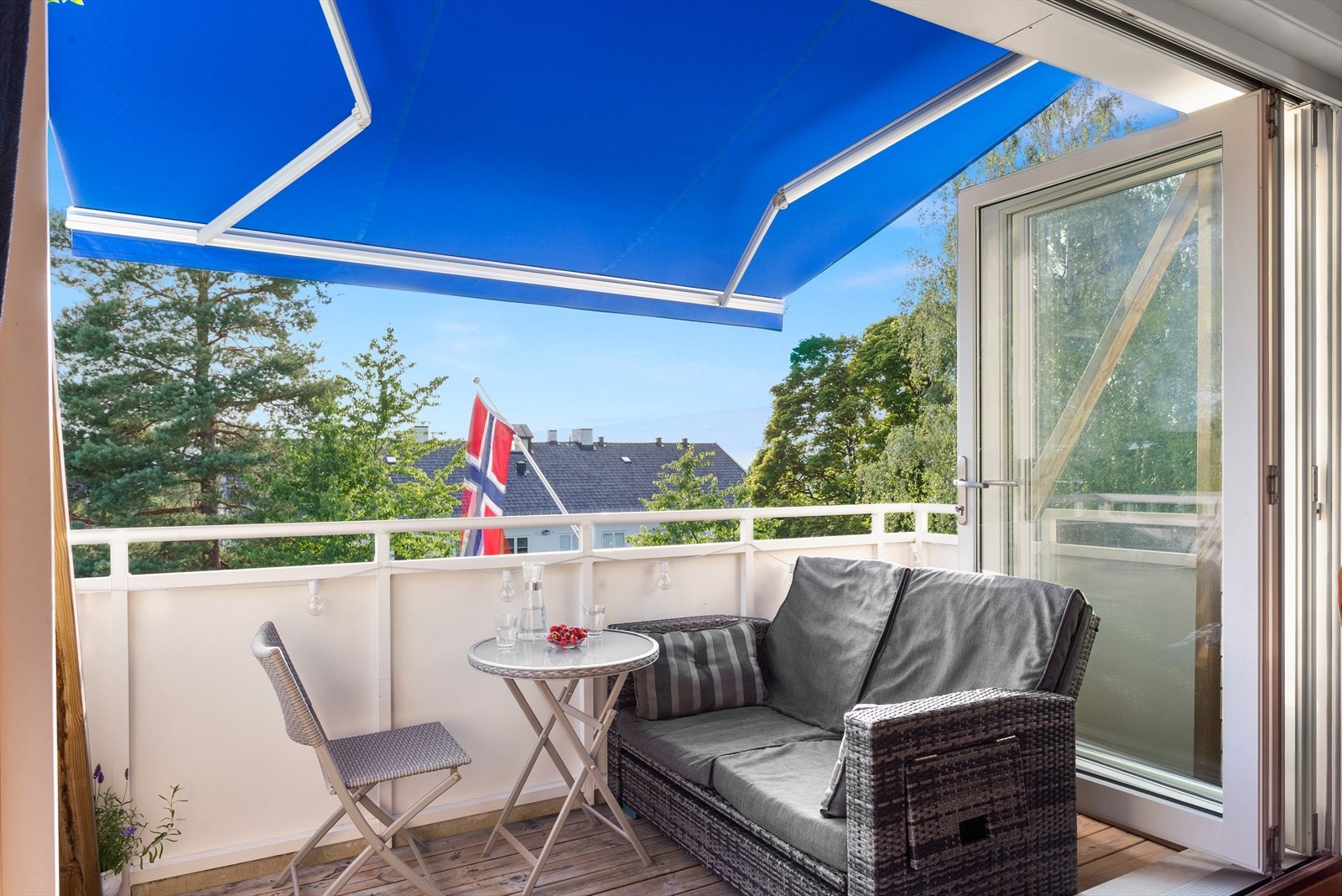 På varme dager gir den store, motoriserte markisen svalende skygge. Galleribilde