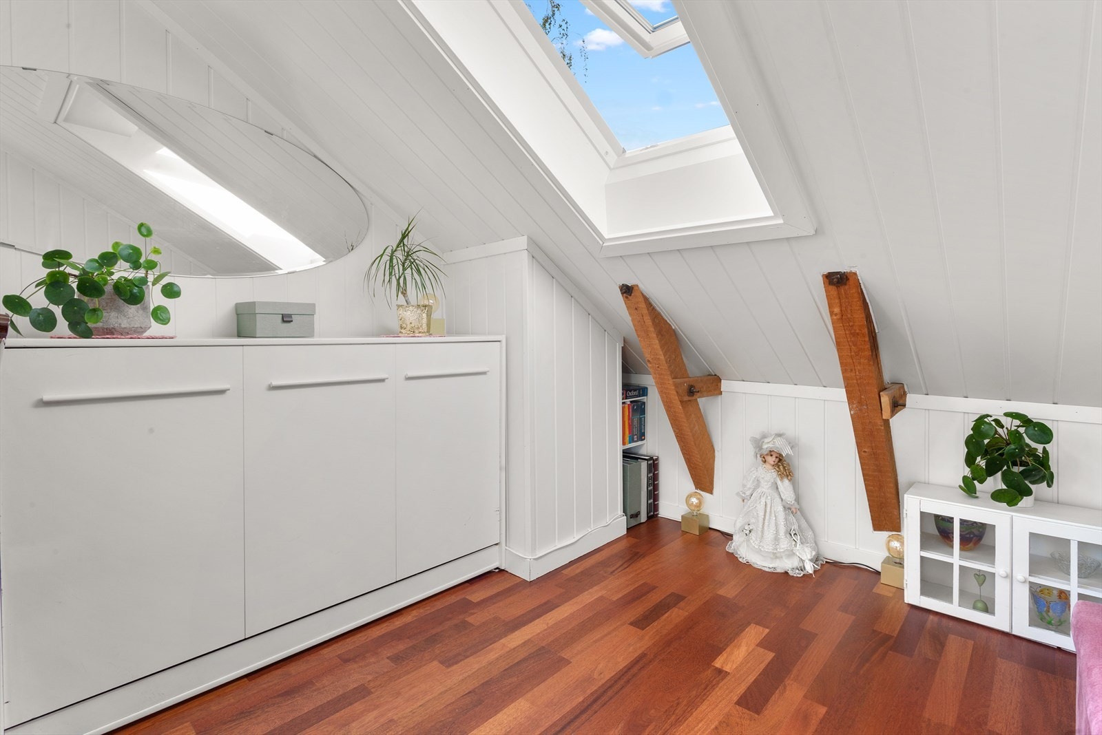 Praktisk skapseng i hjørnet (følger ikke leiligheten). Det er god plass til å etablere lukket sovealkove. Galleribilde