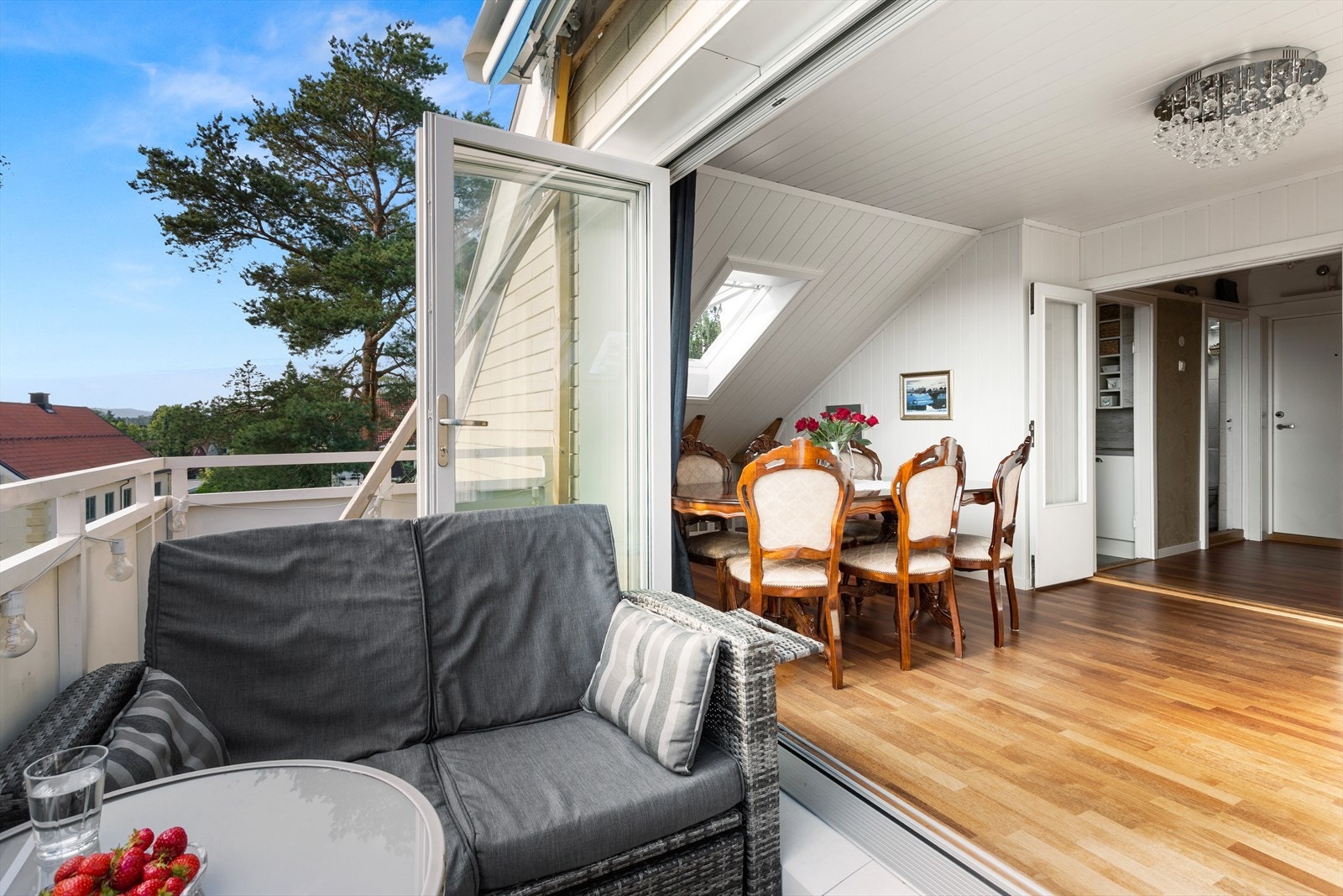 Den solrike beliggenheten gir en sjelden kombinasjon av både soloppgang (fra takvinduet) og solnedgang, som kan oppleves store deler av året. Galleribilde