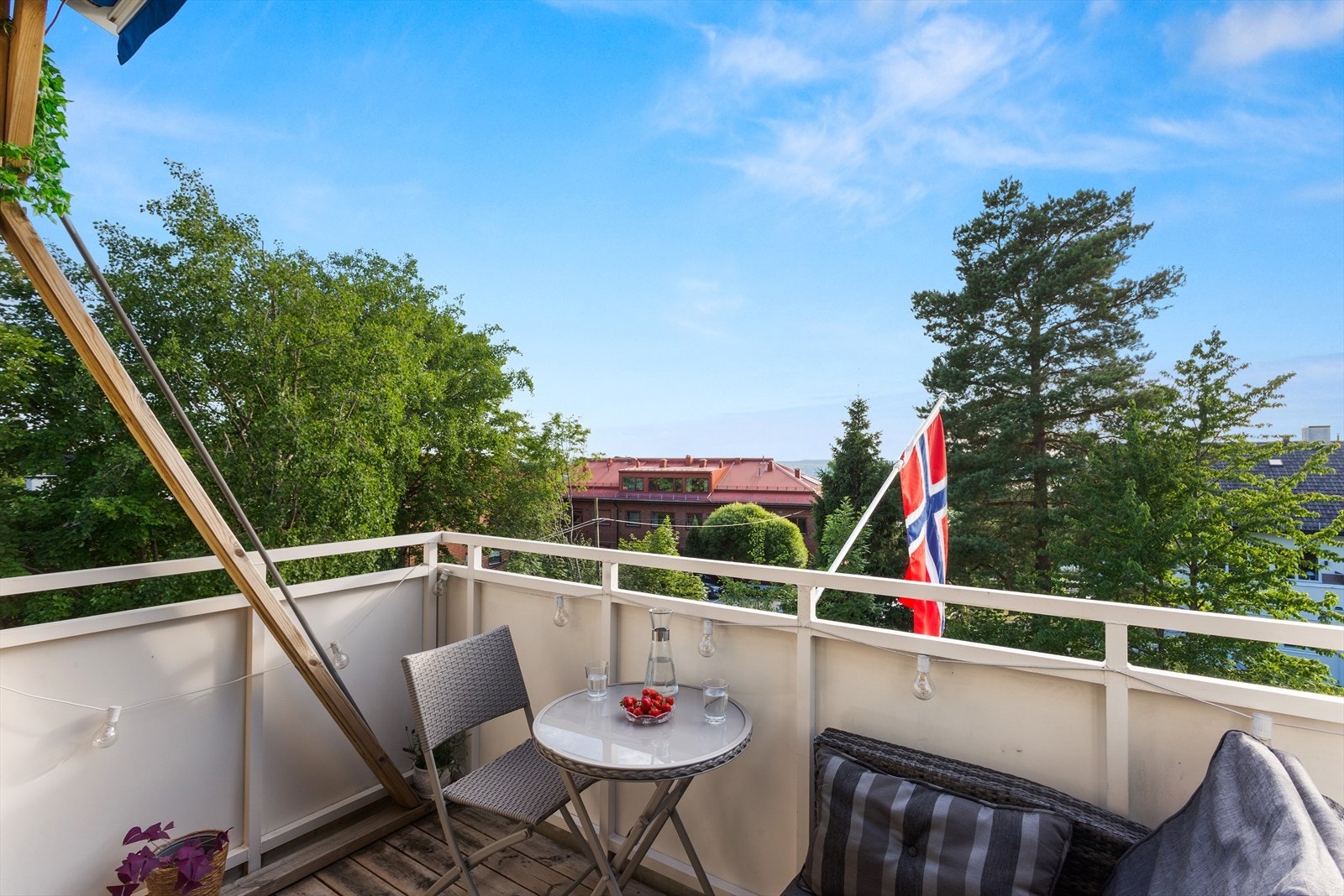 Balkongen vender mot vest og gir en langstrakt utsikt med beliggenhet i øverste etasje. Galleribilde