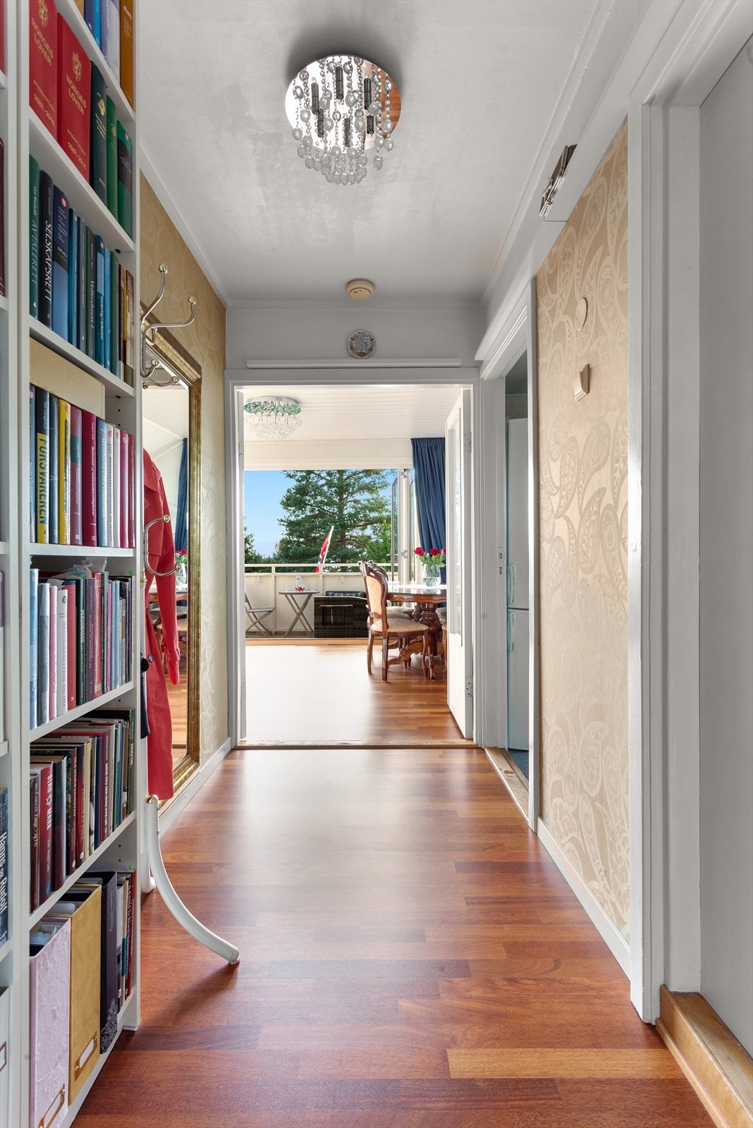 Fra entreen er det adkomst videre inn til bad, kjøkkenet og stuen. Galleribilde