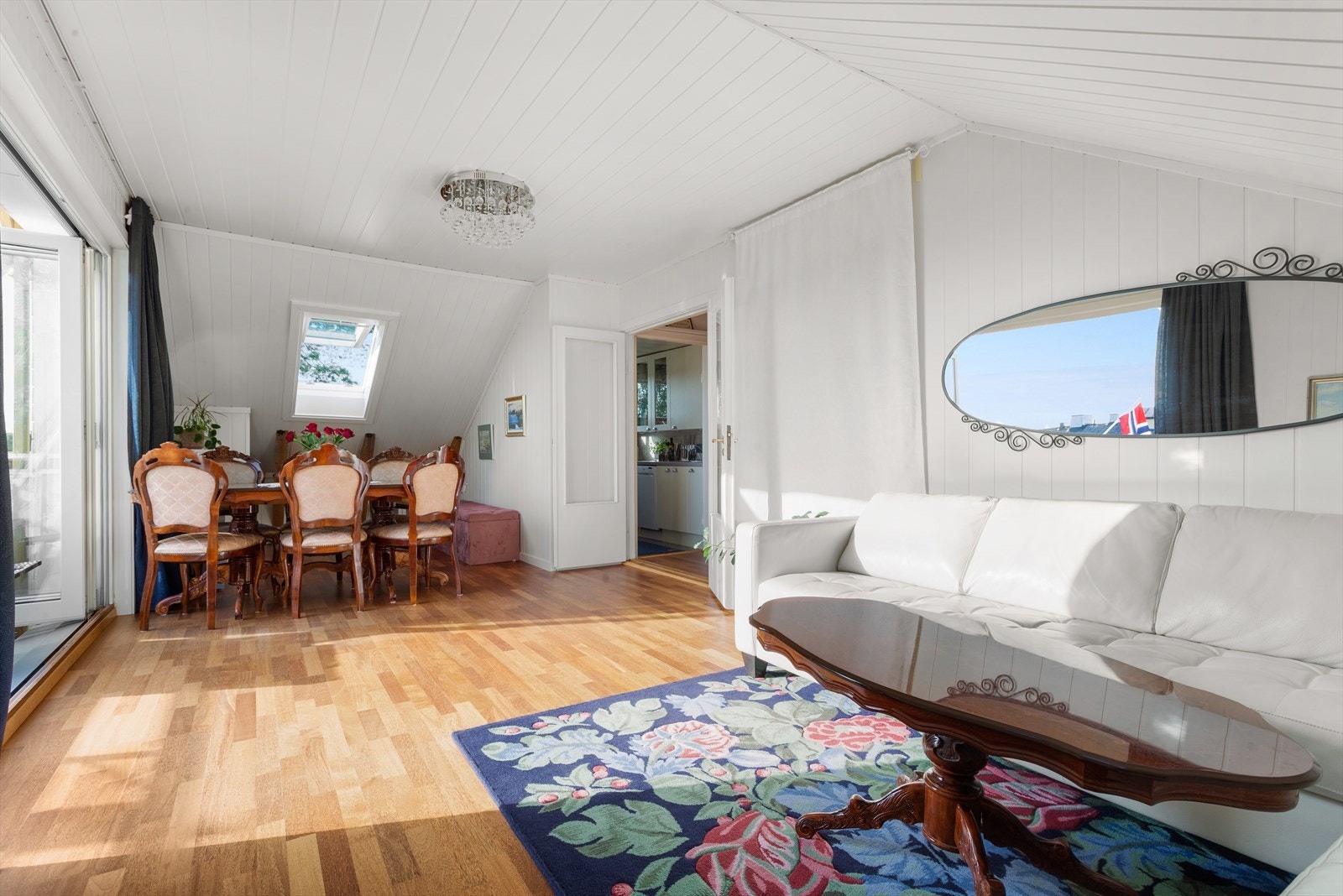 Med ingen naboer tett på, er det også gode muligheter for privatliv og soling , også inne i leiligheten, takket være foldedøren. Galleribilde