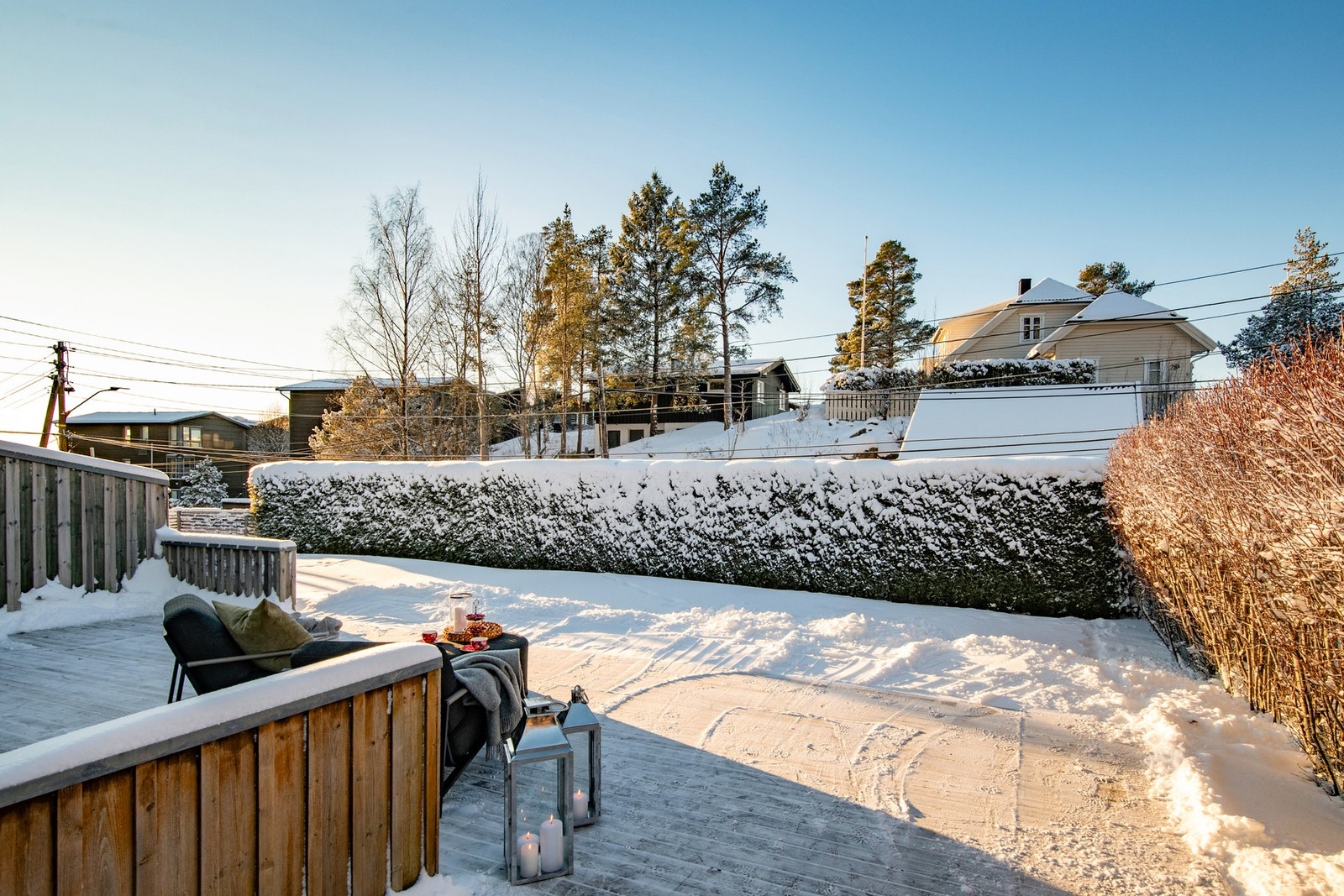 Her er det god plass for flere sittegrupper, trampoline til barna eller fotballmål til barna og meget gode solforhold elektrisk markise. Galleribilde