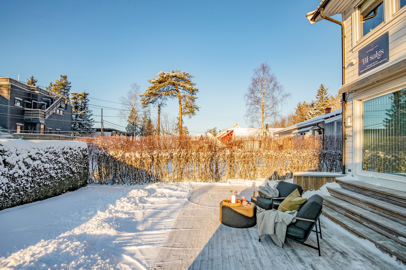 Fra stuen er det utgang til en stor vestvendt terrasse på ca. 49 kvm. Galleribilde