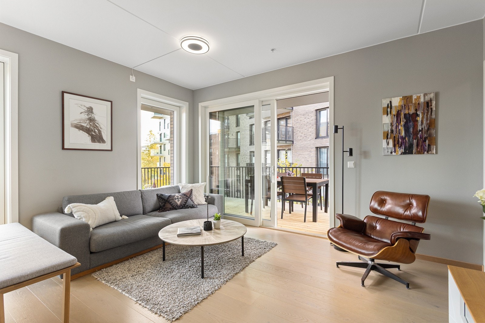 I stuen har du god plass til en stor sofa samt øvrig møblement. Galleribilde