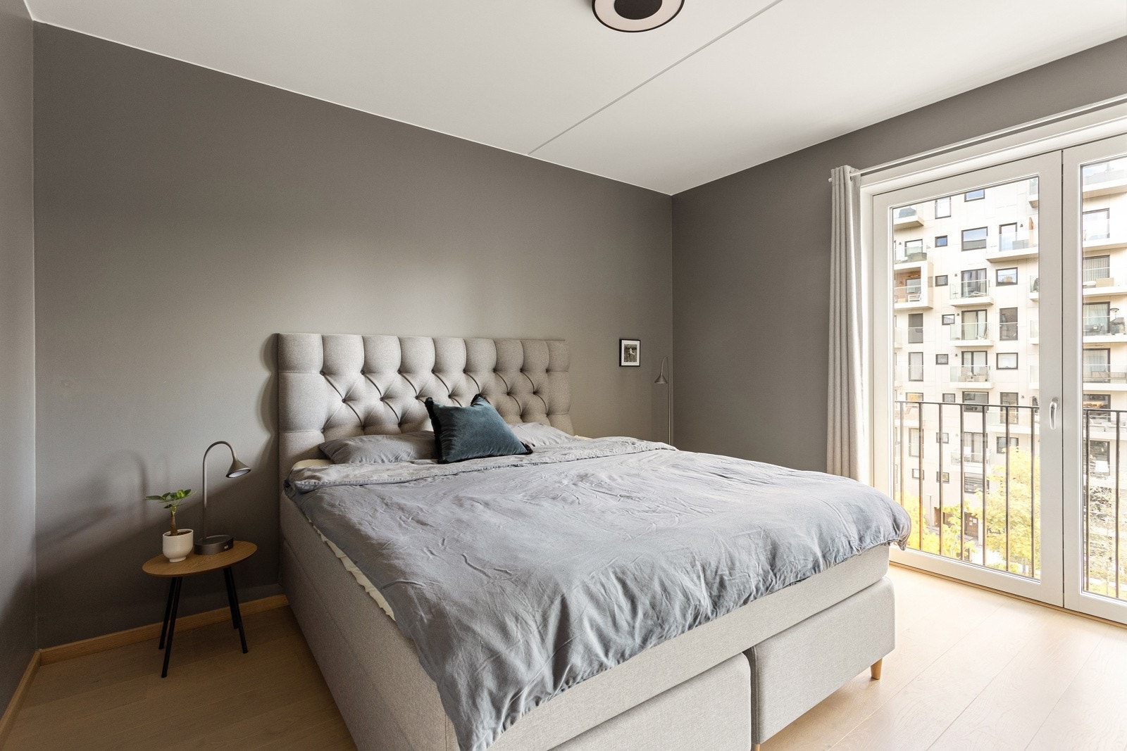 Stort hovedsoverom med store vindusflater og en stor garderobe. Galleribilde
