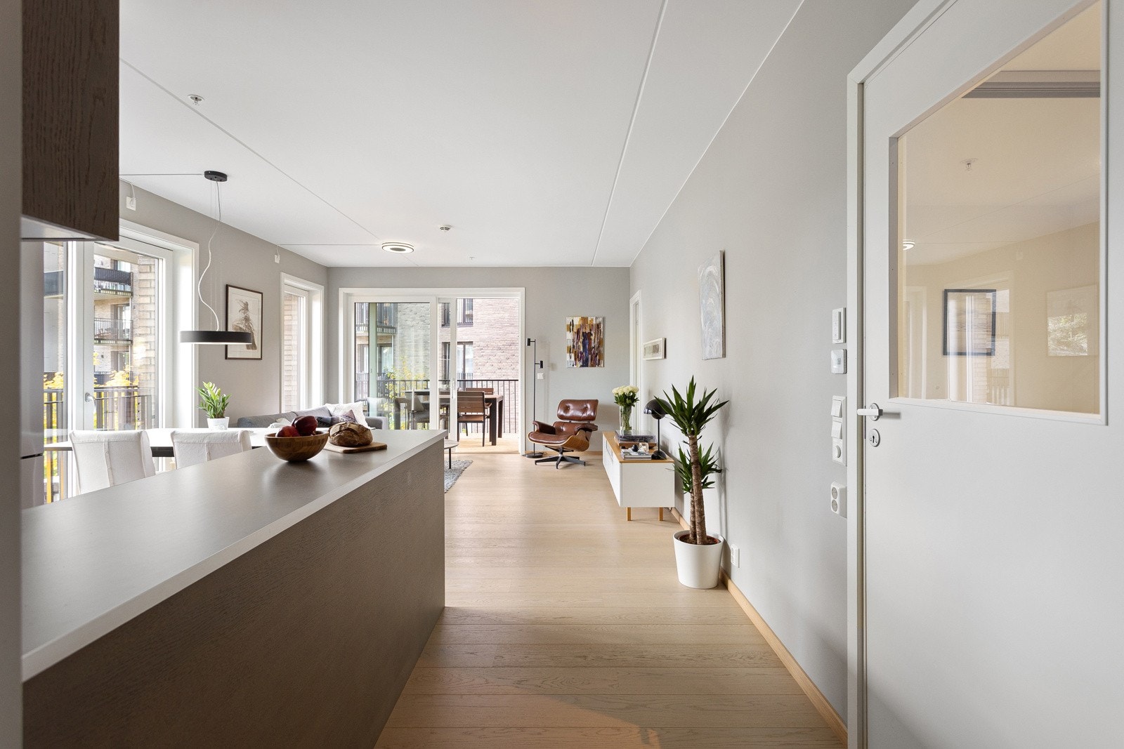 Leiligheten har en stor og lys stue med åpen kjøkkenløsning. Galleribilde
