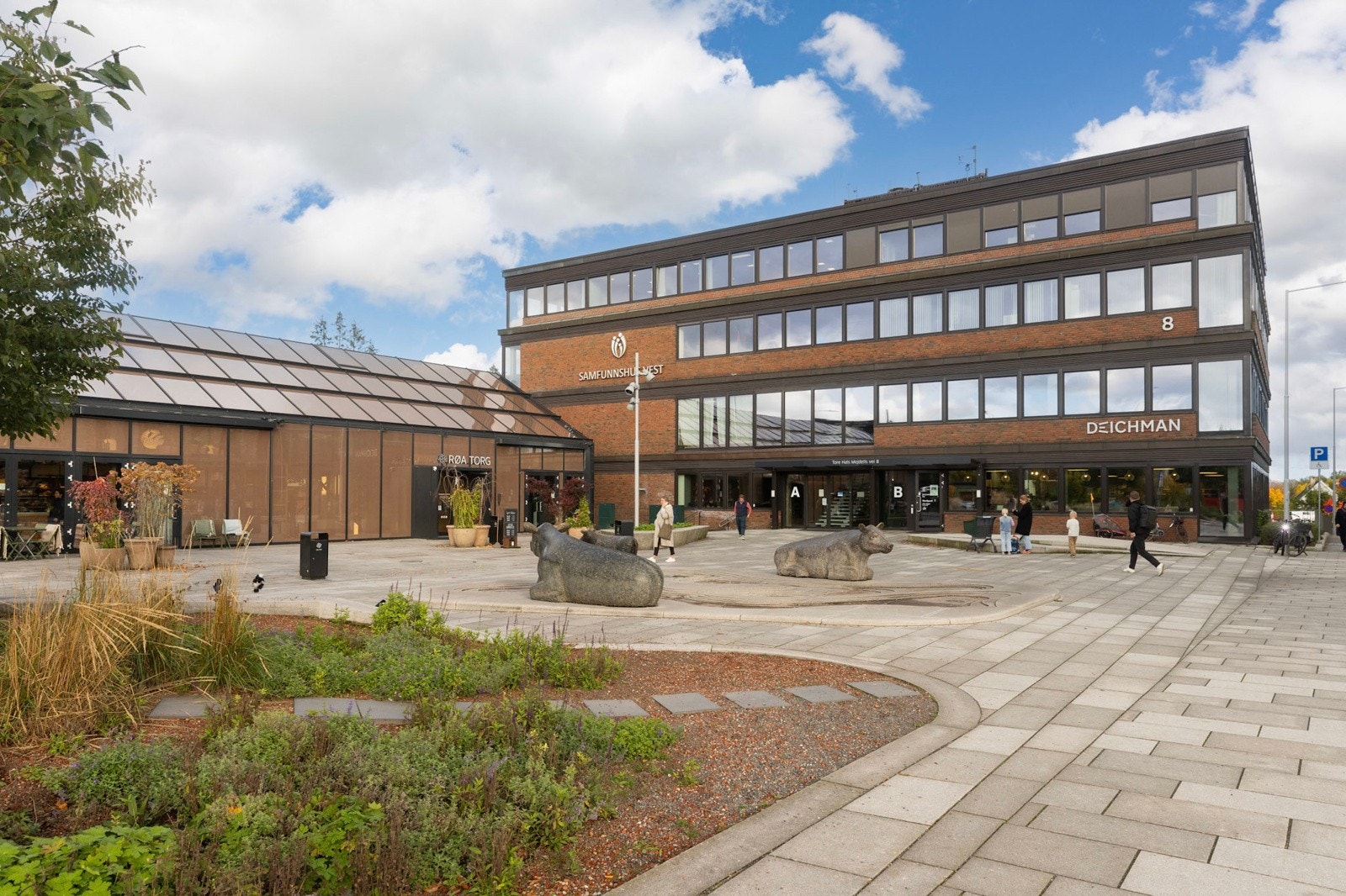 Kort vei til Røa Torg der du også finner bibliotek. Galleribilde