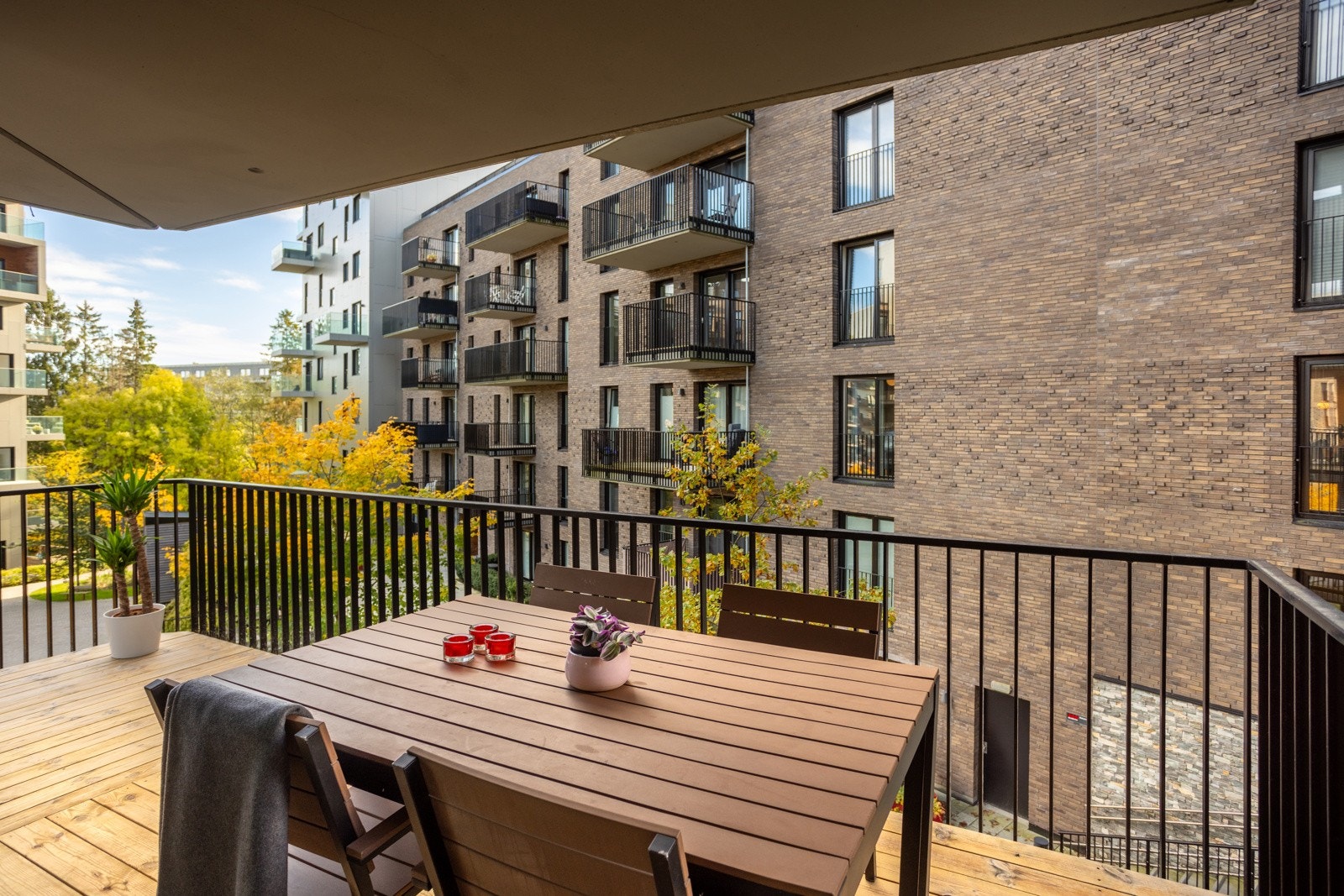 Fra stuen kommer du ut på en 15 kvm overbygget hjørnebalkong med pent terrassegulv. Galleribilde