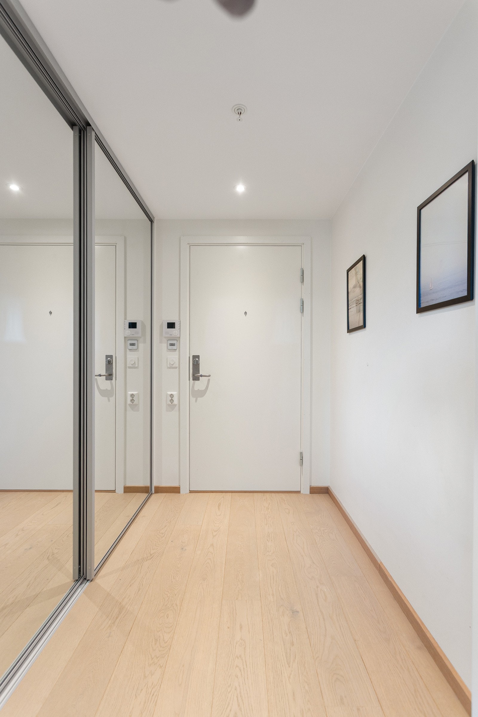 Pen entré med downlights og en meget stor garderobe med skyvedørsfronter. Galleribilde