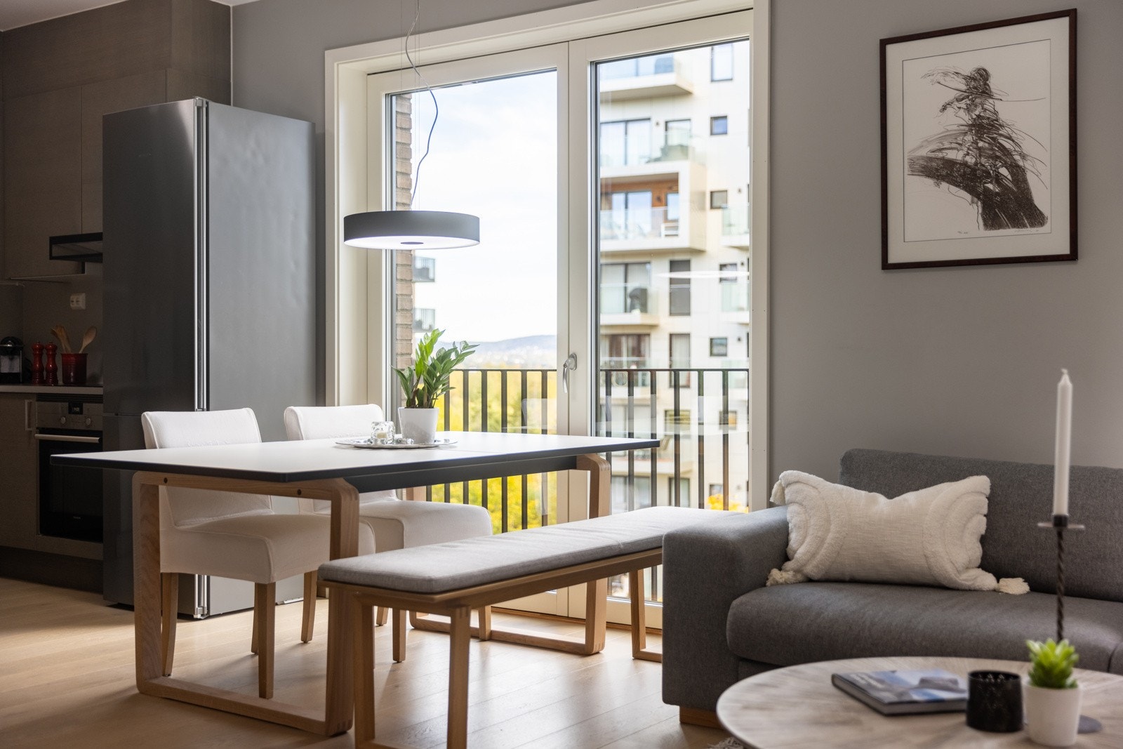 I stuen har du plass til en stor spisegruppe foran den ene av leilighetens 3 franske balkonger. Galleribilde