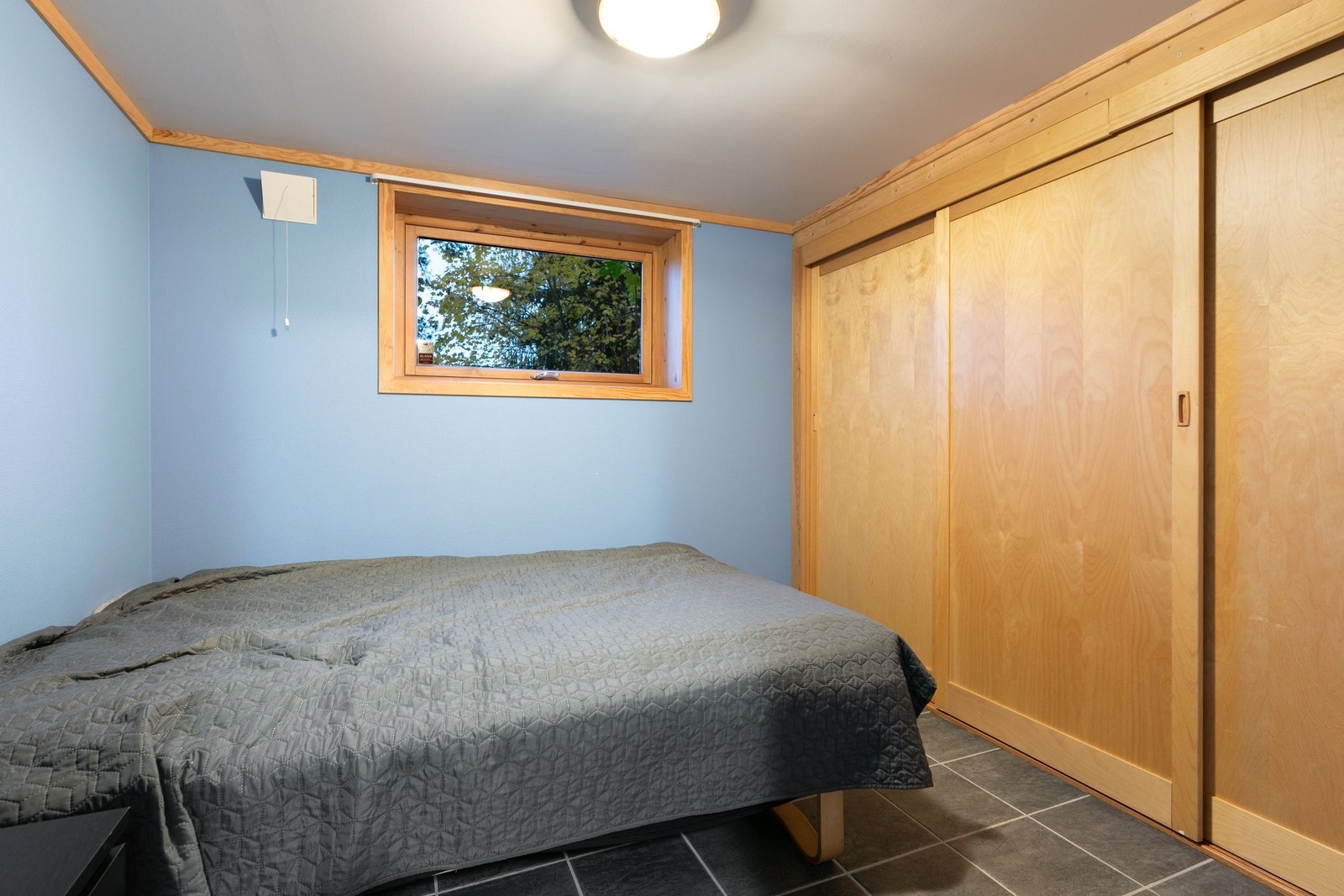 Rom benyttet som soverom kjeller. Galleribilde