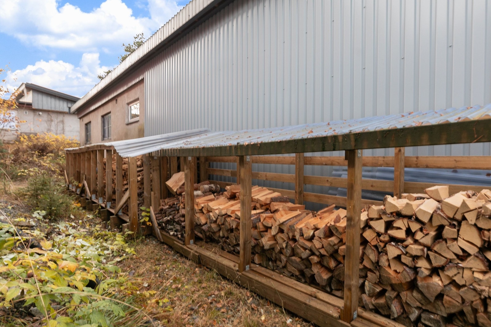 Vedskjul bak garasje Galleribilde