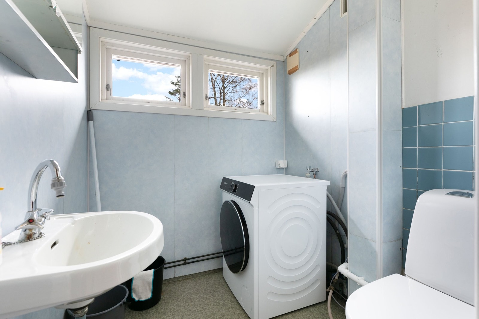 Eldre bad i loftsetasje benyttet som toalett/vaskerom Galleribilde