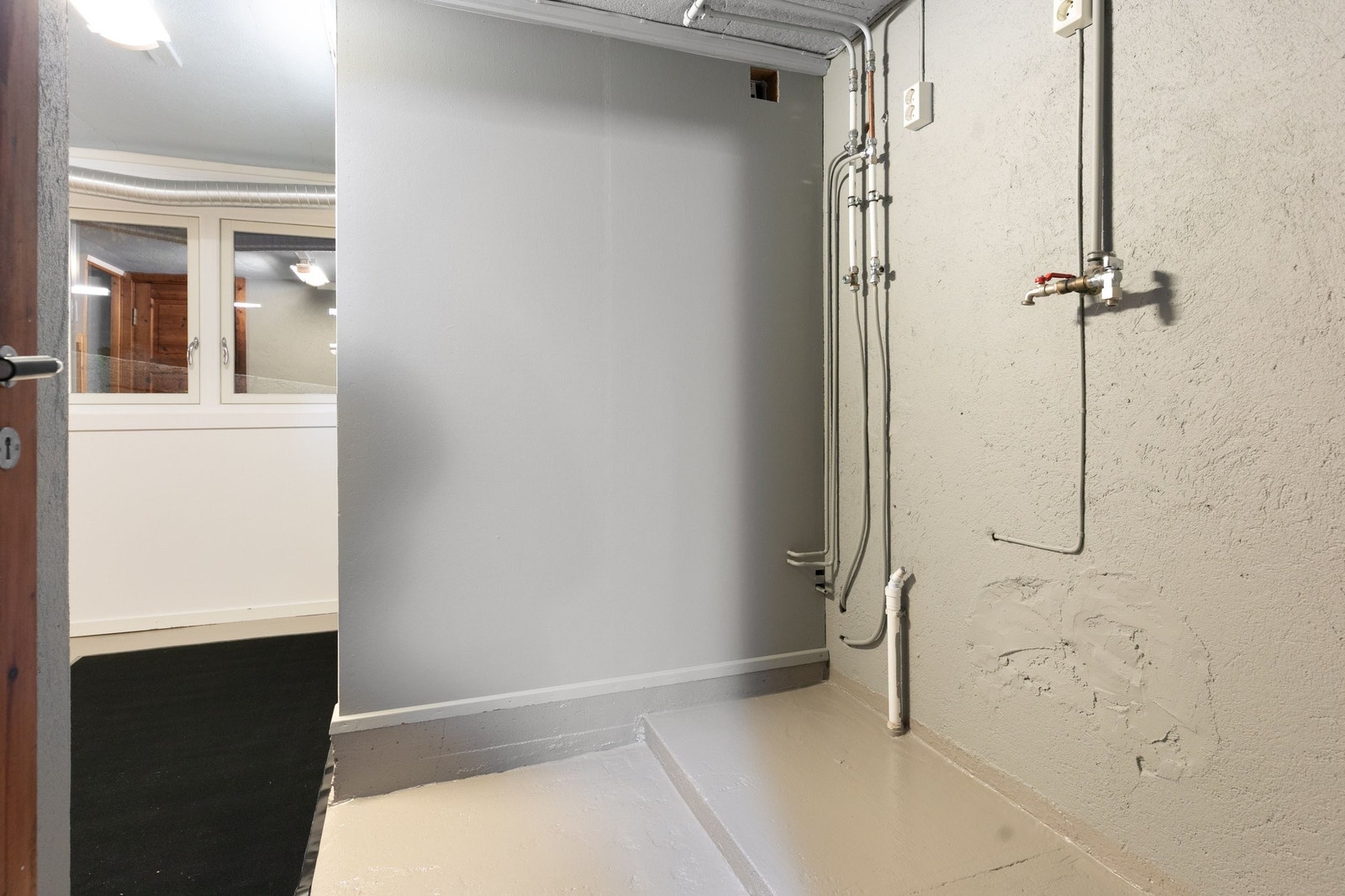 Vaskerom kjeller med plass til 2 vaskemaskiner side ved side. Galleribilde