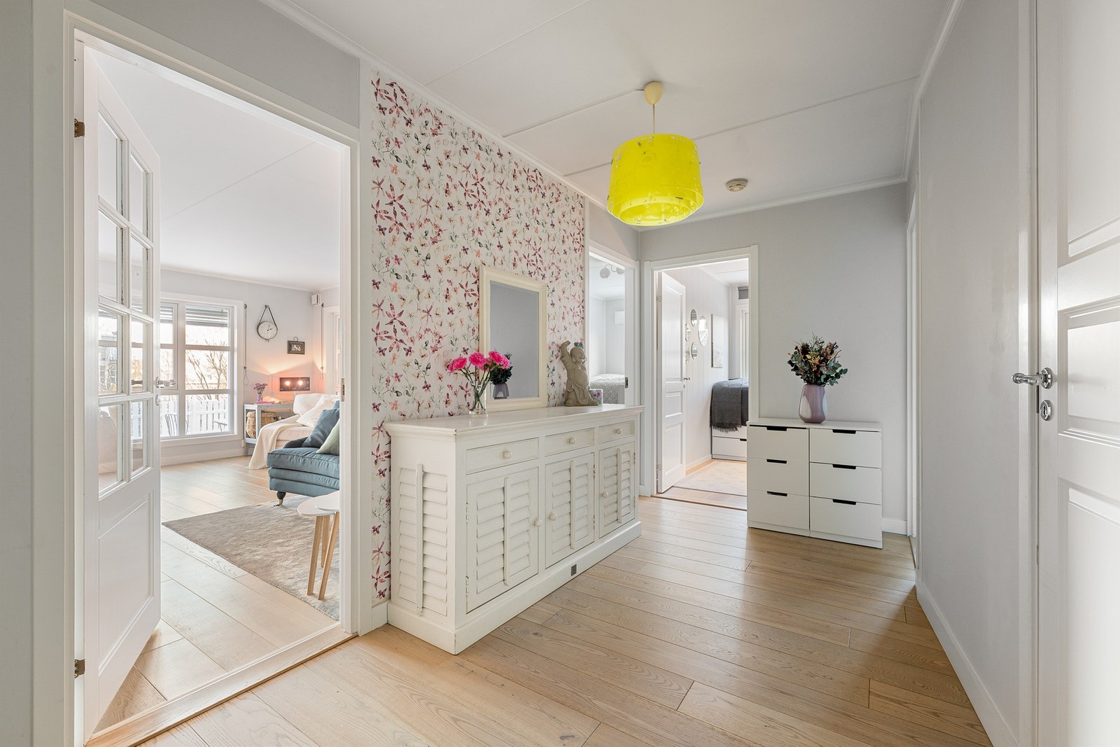 Leiligheten har en romslig mellomgang med diverse oppbevaringsmuligheter Galleribilde