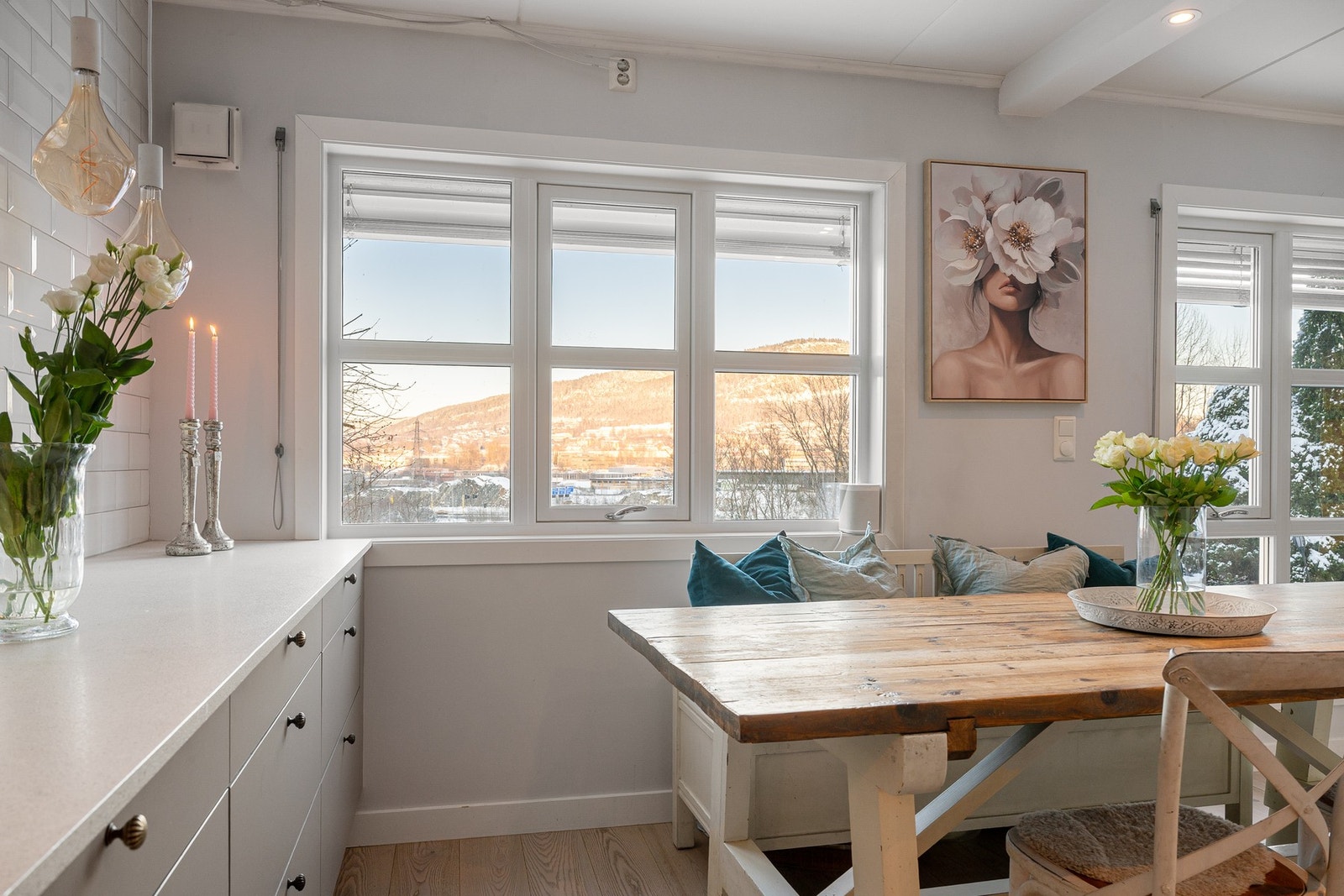 I stue og spisestue er det fantastiske utsiktsforhold til blant annet Kolsåstoppen Galleribilde