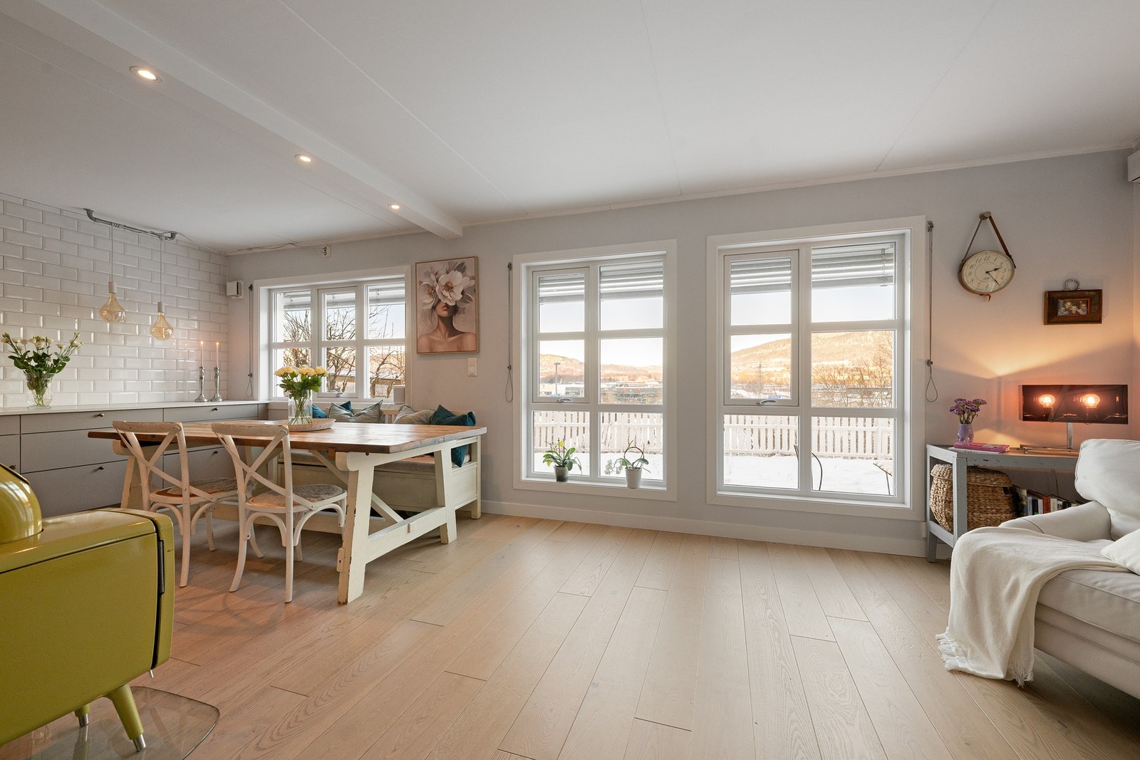 Flott 4-roms hjørneleilighet i naturskjønne omgivelser. Solrik hage med terrasseplatting med trivelig utsikt. Galleribilde