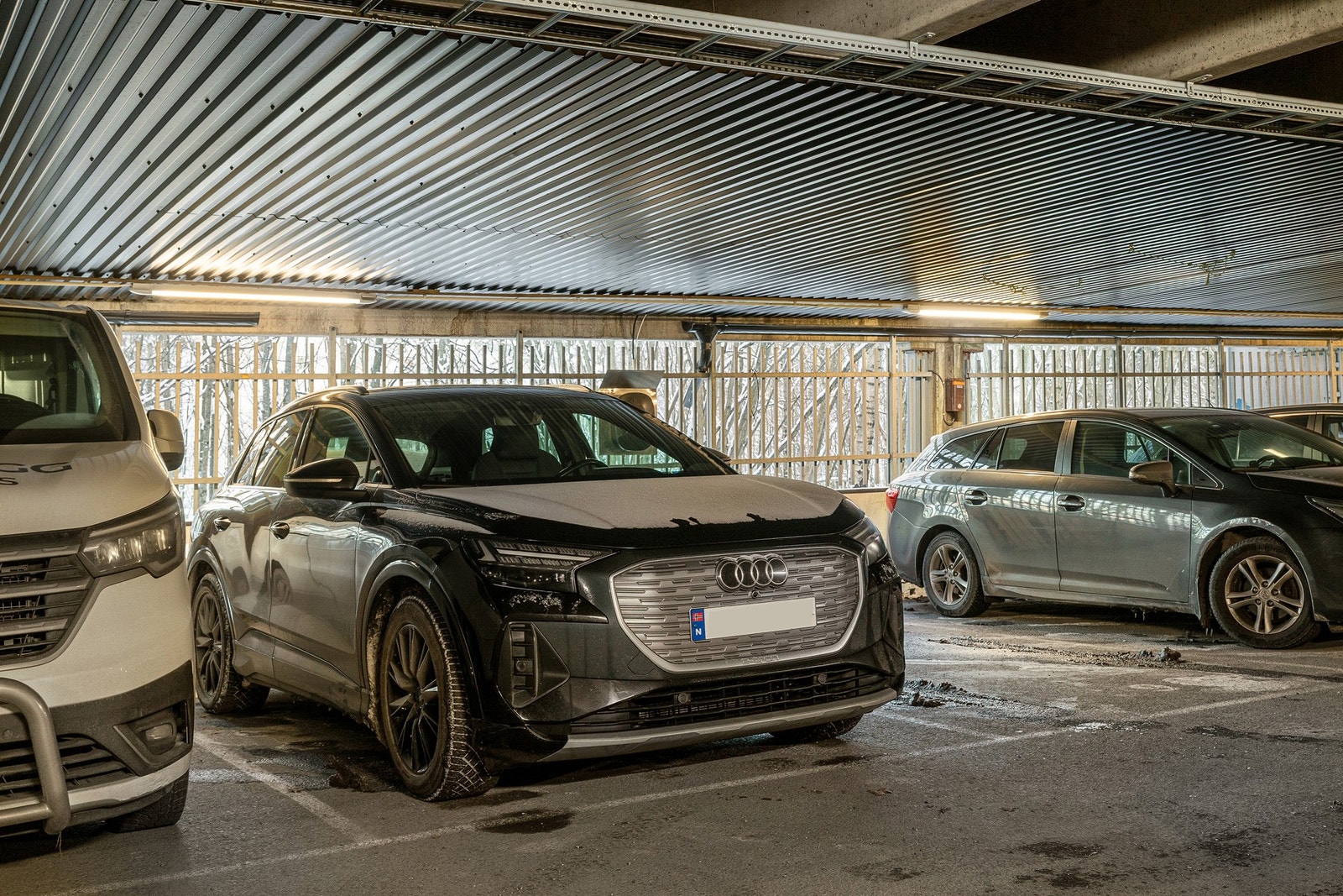 Leiligheten har en garasjeplass med el-bil lader Galleribilde