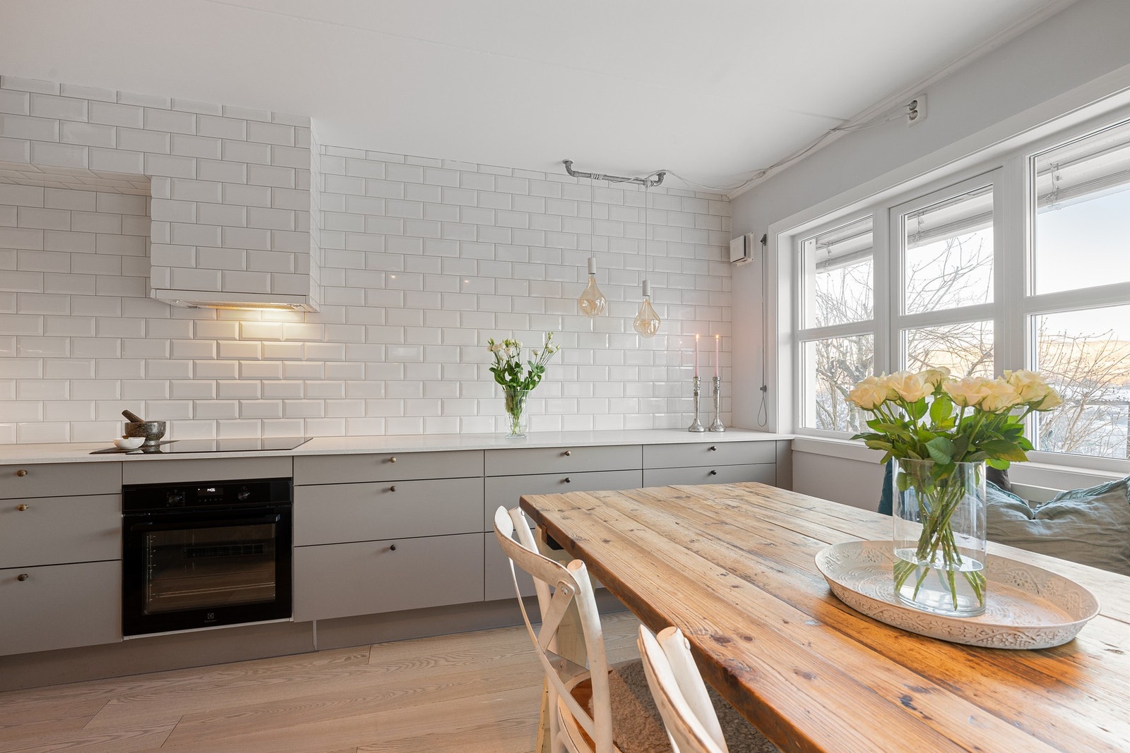 Lys og pen stue med åpen adkomst til spisestue og kjøkken Galleribilde