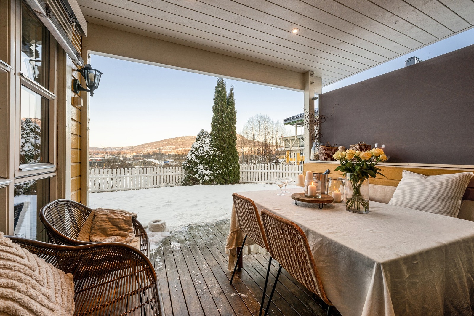 Hagen er inngjerdet og det er i lagt terrasseplatting rett ut fra stuen. Her kan årets fine dager og flotte kvelder nytes like utenfor egen stue Galleribilde