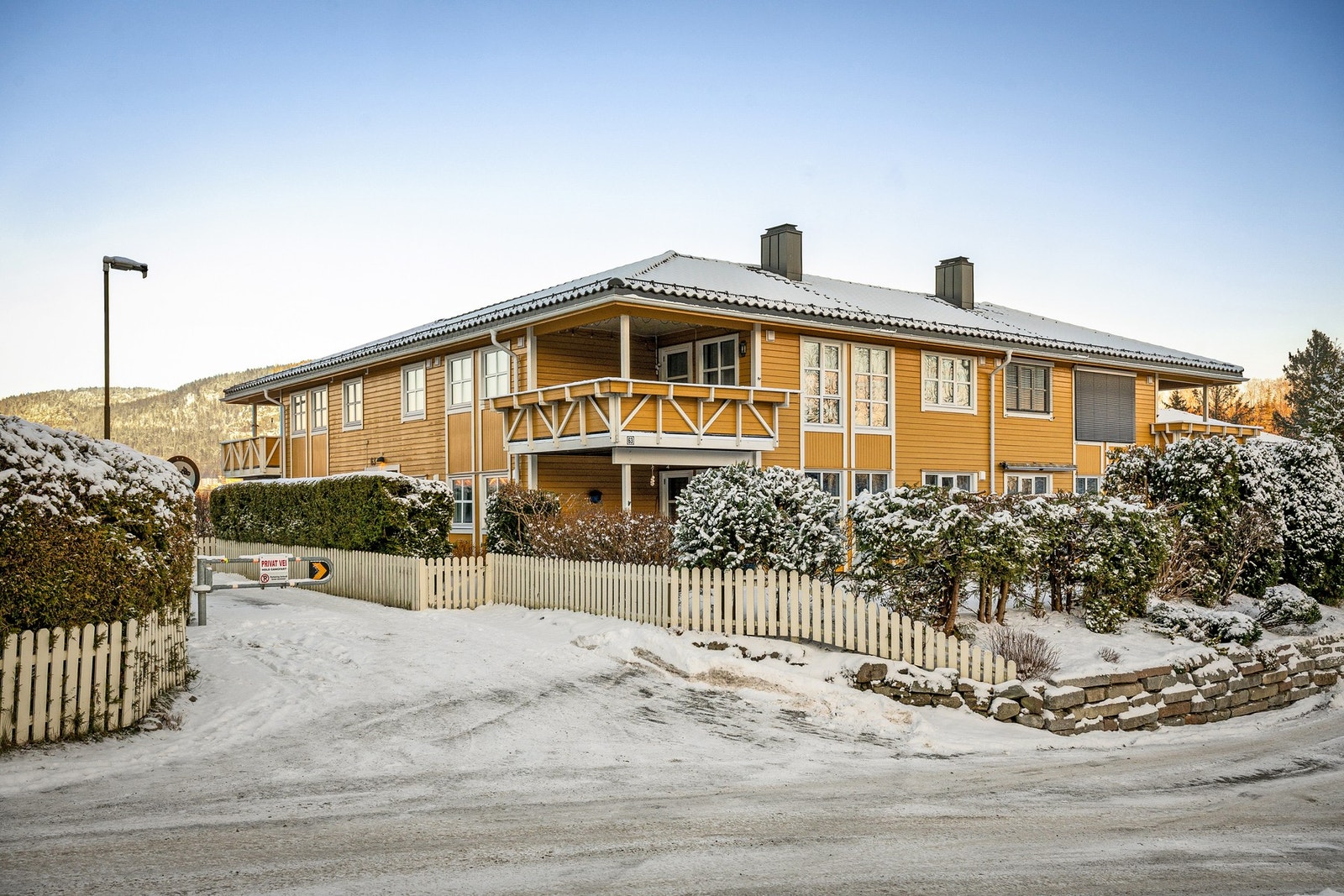 Åses vei 63 er en hjørneleilighet med flat og solrik hage, sol fra morgen til kveld. Velkommen! Galleribilde