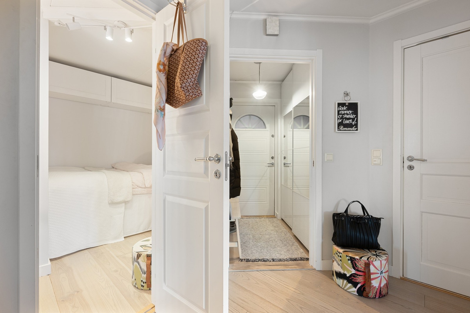 Leiligheten har en romslig mellomgang med diverse oppbevaringsmuligheter Galleribilde