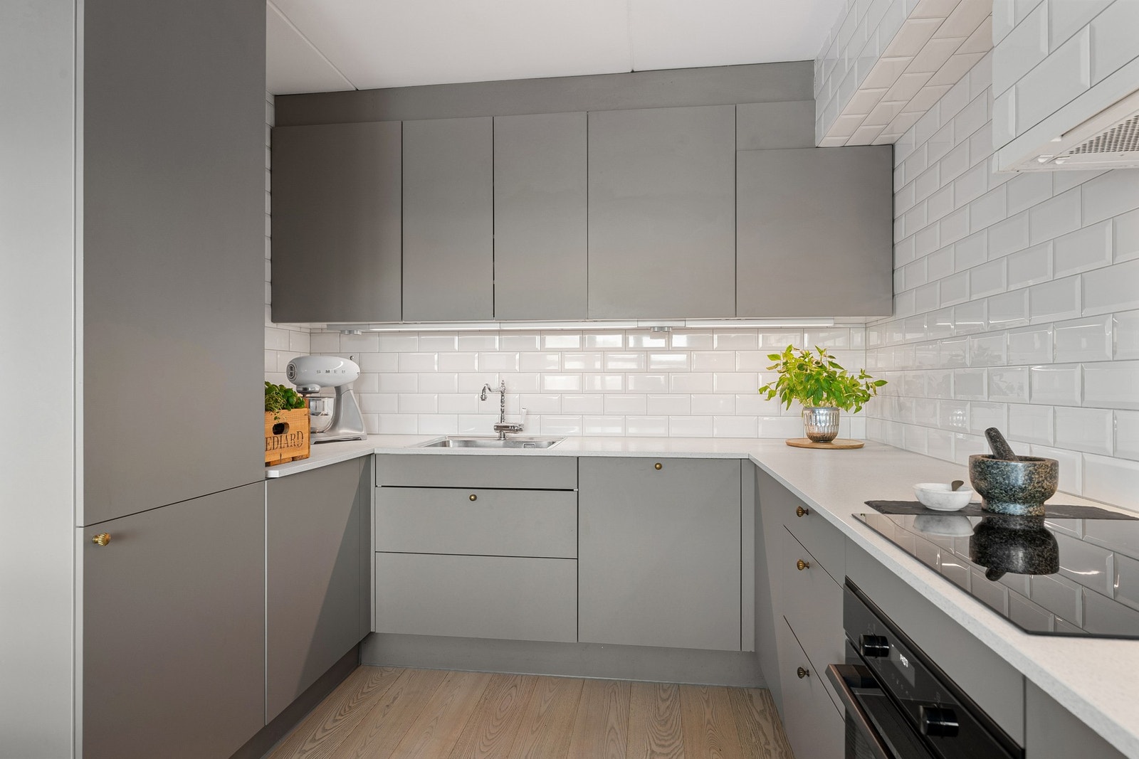 Tidløst, men moderne kjøkken med lyse fronter og en hyggelig spiseplass Galleribilde