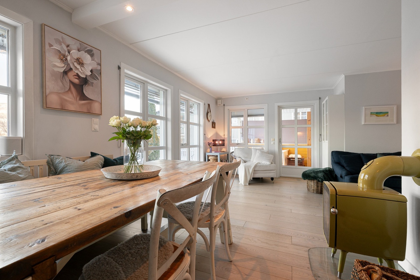 Rommet har flere store vindusflater og fine, naturlige lysforhold Galleribilde