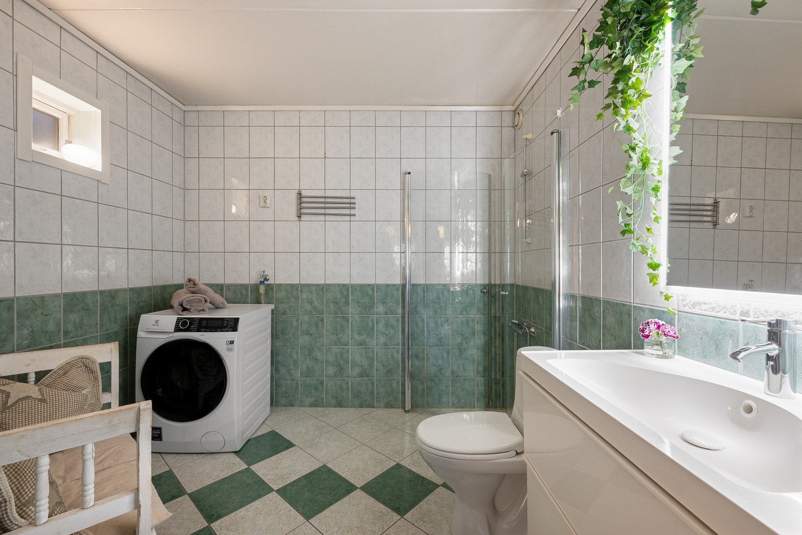 Flislagt baderom med varmekabler og opplegg for vaskemaskin Galleribilde