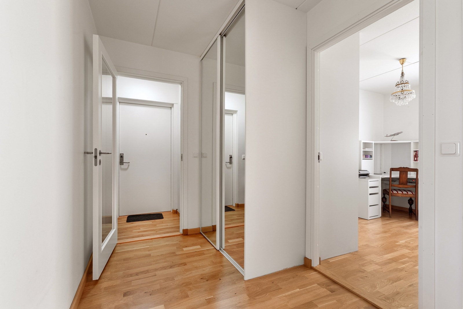 Entreen har skyvedørsgarderobe Galleribilde