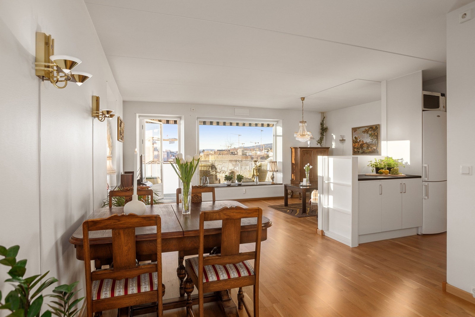 Stue med åpen kjøkkenløsning og fin plass til spisebord Galleribilde