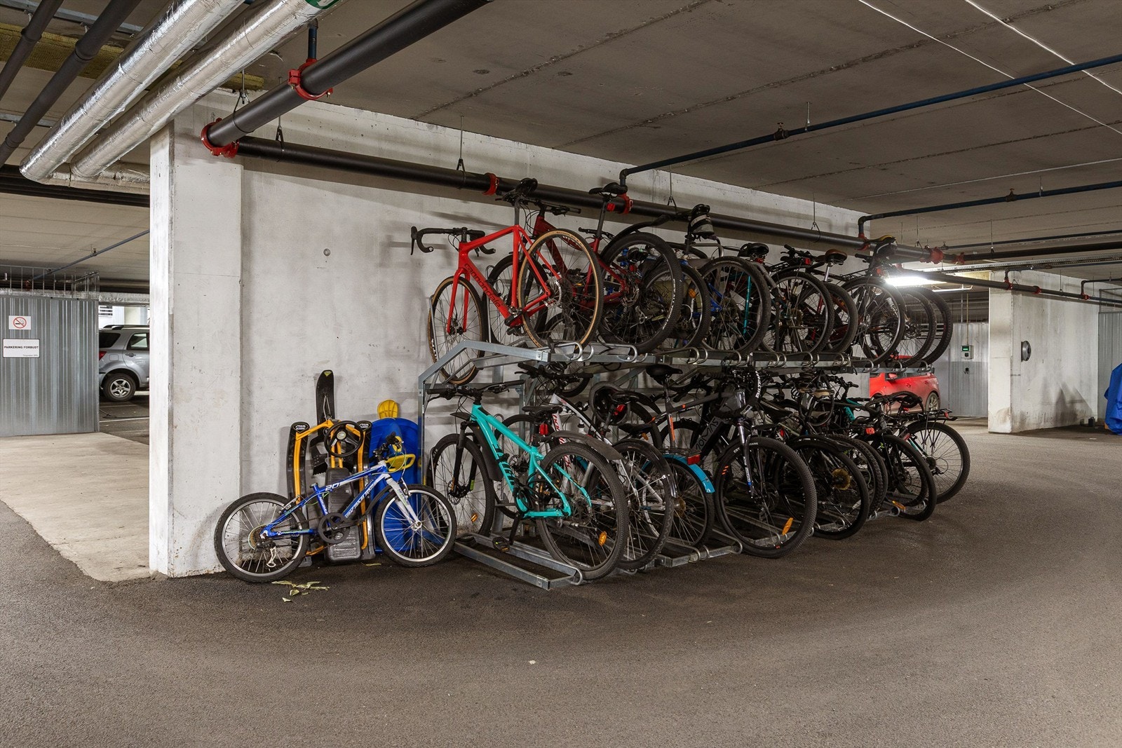 Sykkelparkering i garasjen Galleribilde