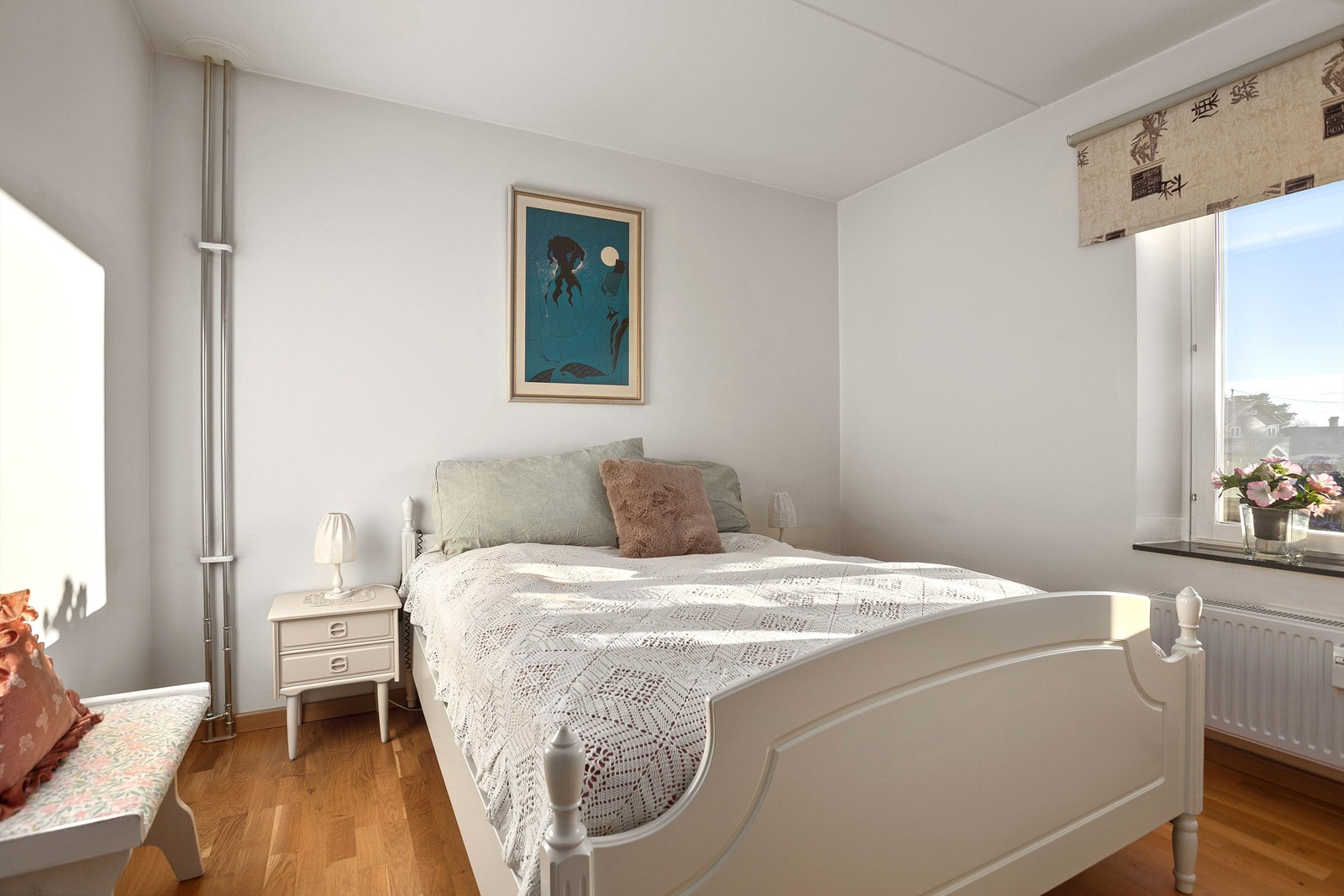 Soverom II har god plass til dobbeltseng med tilhørende nattbord Galleribilde