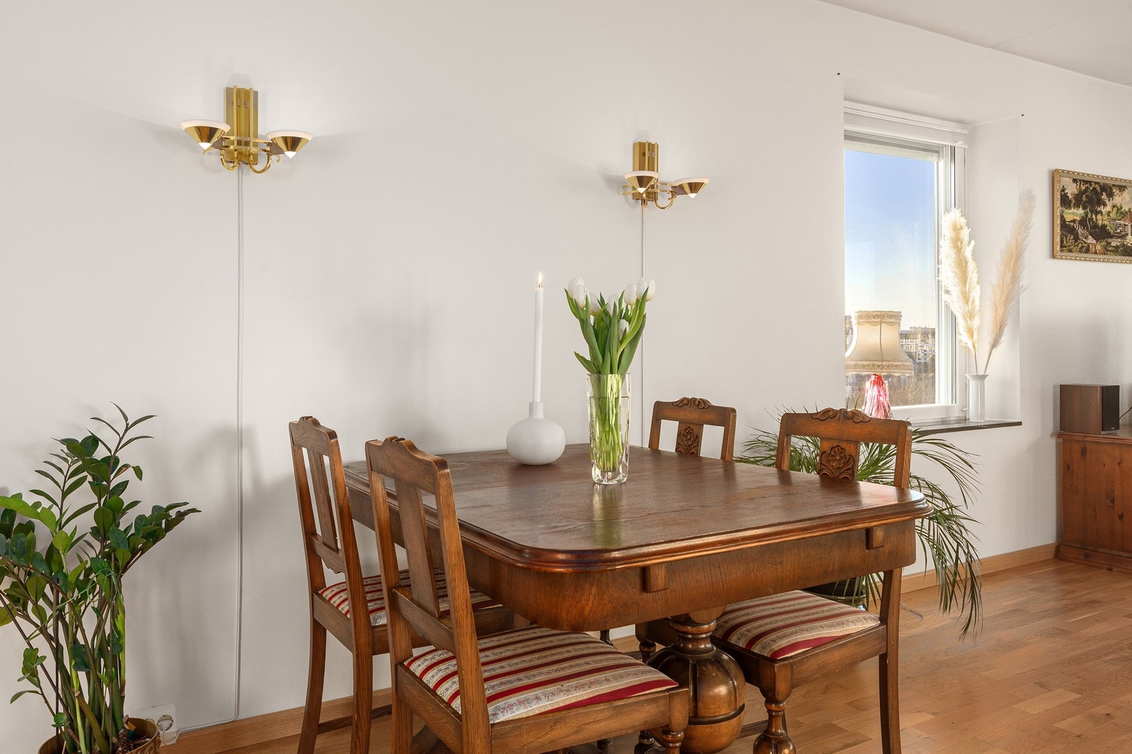 Fin plass til spisebord i stua Galleribilde