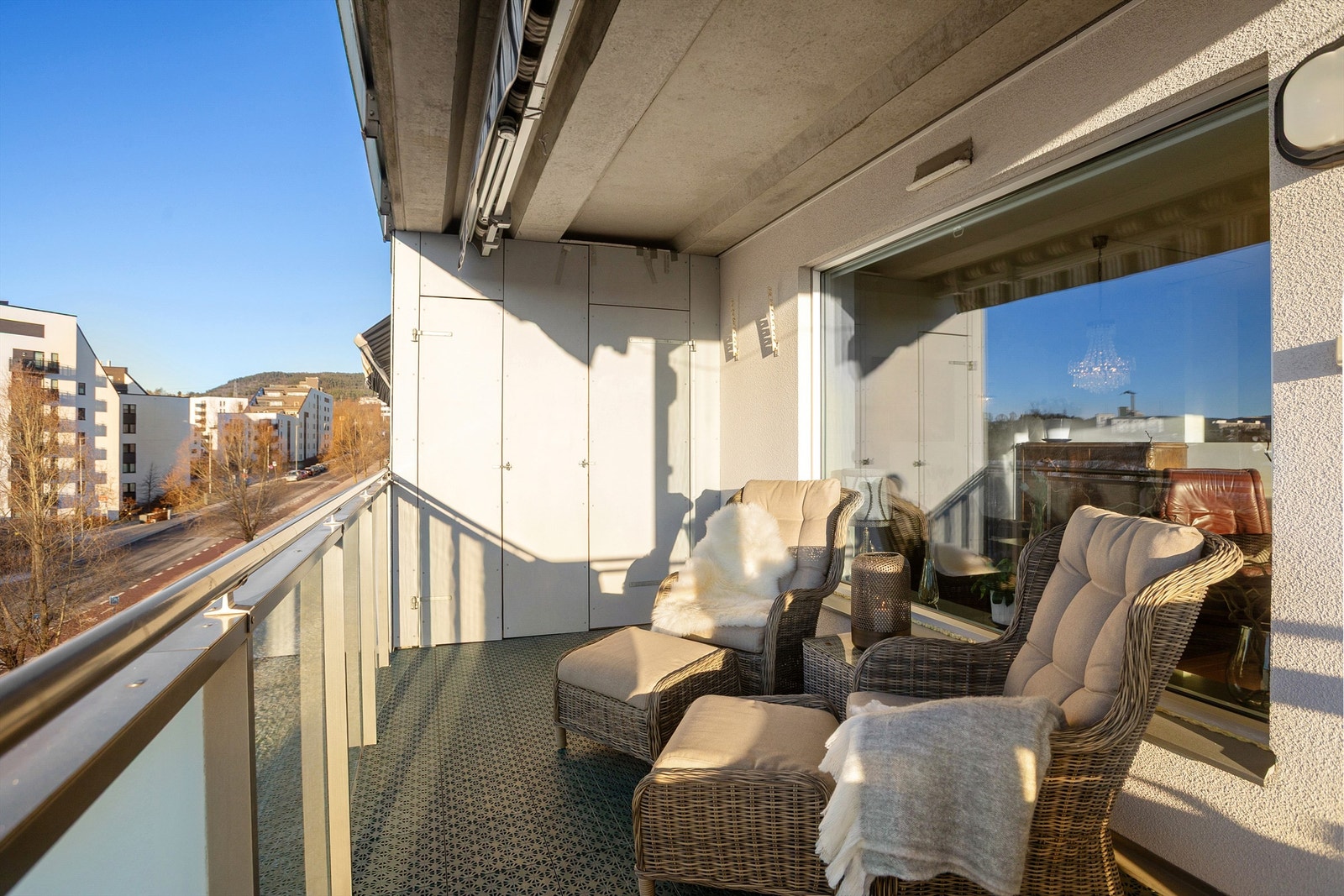 Balkongen har god plass til sittegruppe og gassgrill - markise og balkongbod Galleribilde