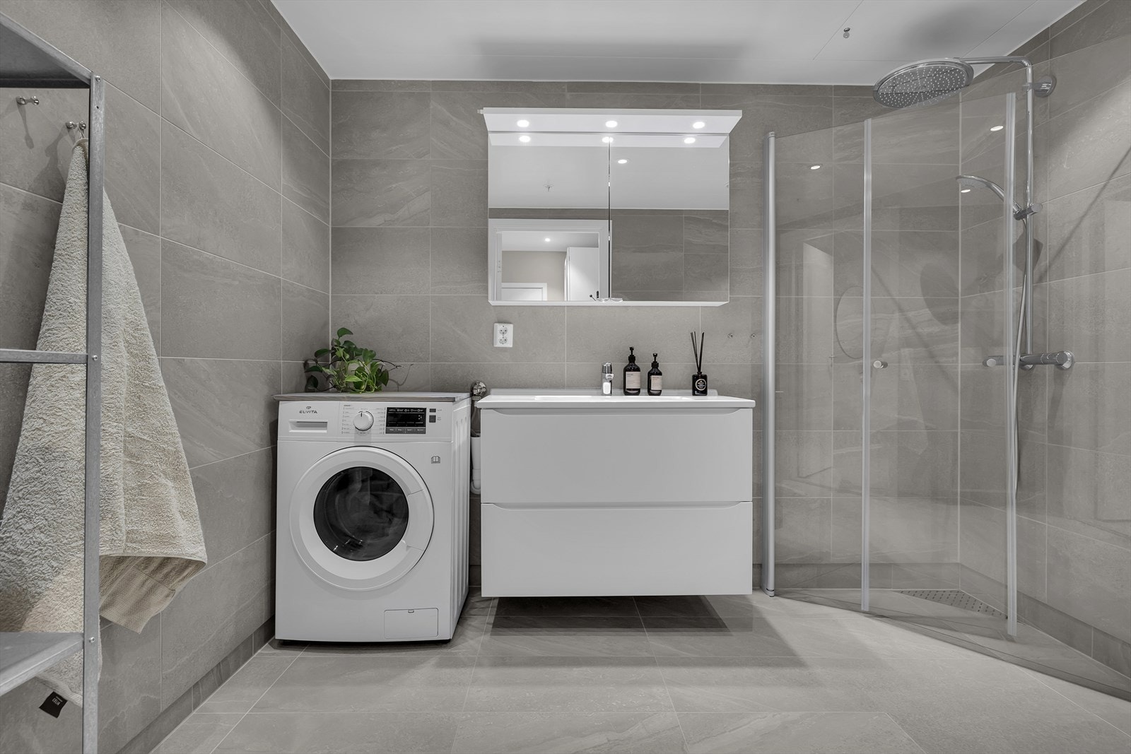 Romslig og pent flislagt bad Galleribilde