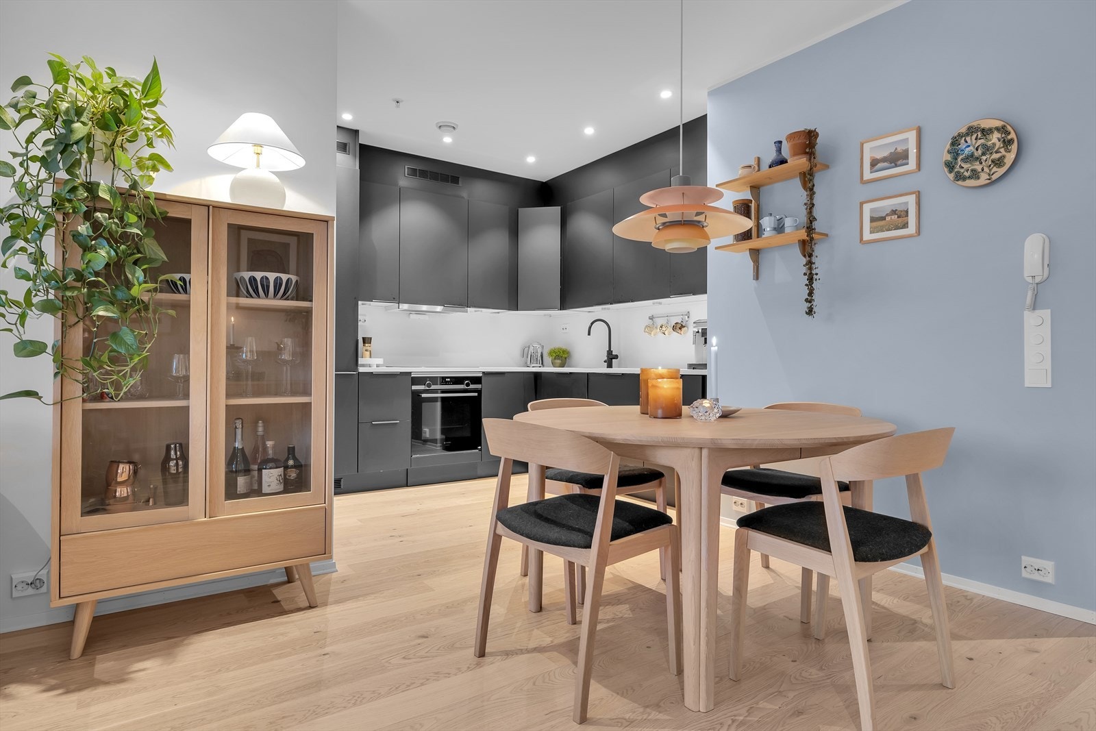 Spisegruppen har sin naturlige plassering ved kjøkkenet Galleribilde