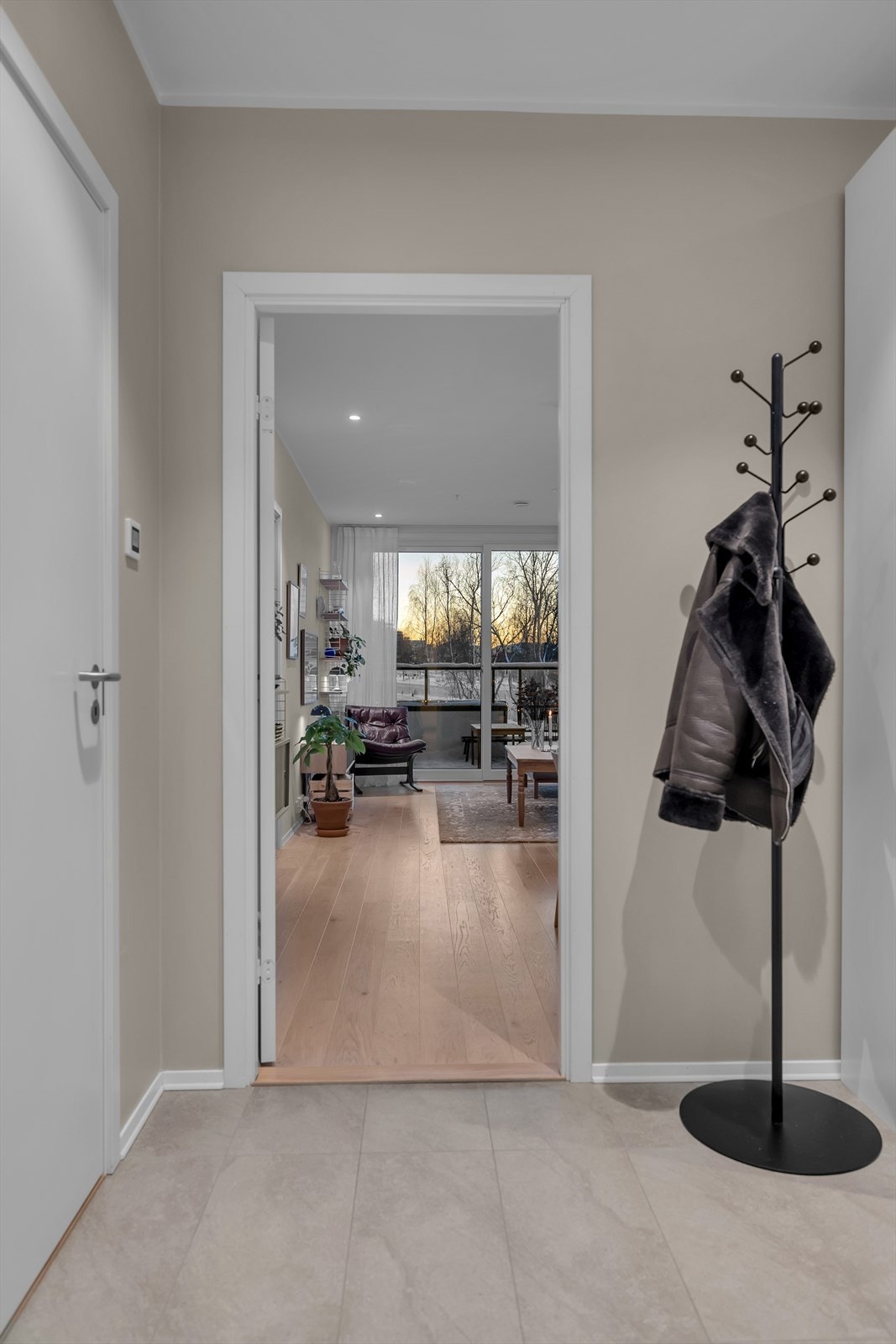 Flislagt gulv i entré Galleribilde