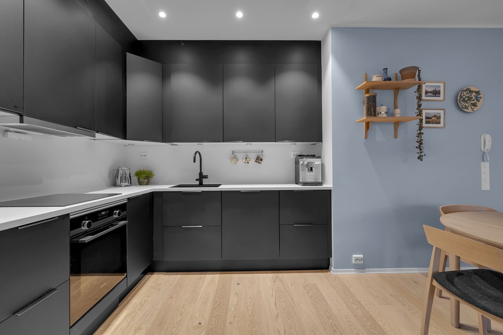 Oppgradert og funksjonelt kjøkken fra den lokale kvalitetsleverandøren Nova Galleribilde