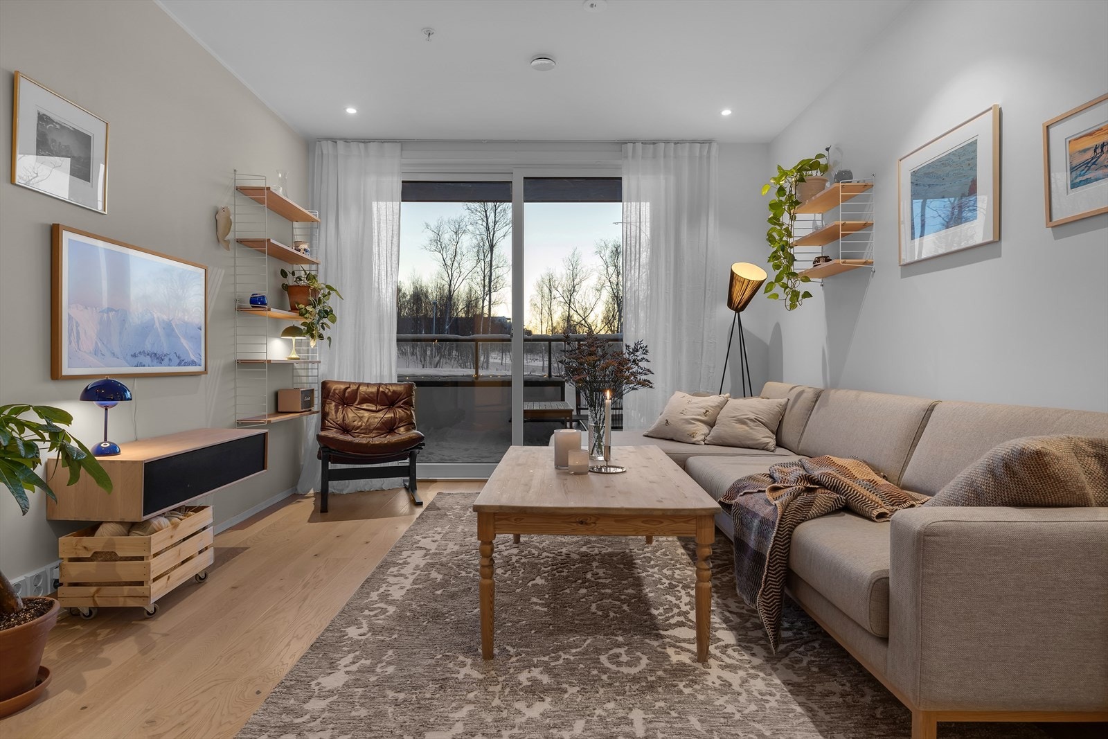 Stue med god plass til ønsket møblement Galleribilde