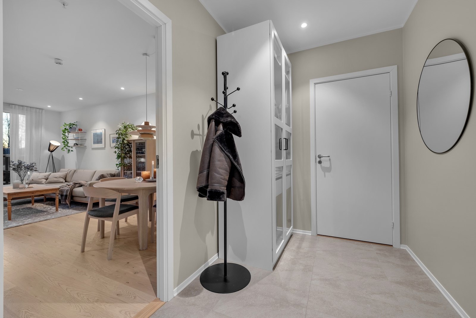 Praktisk garderobeløsning i entré Galleribilde
