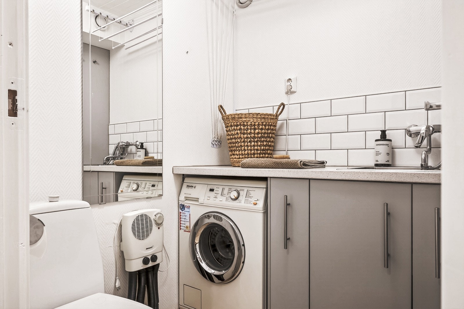 Veldig praktisk med toalett i denne etasjen, kombinert med vaskerom. Galleribilde