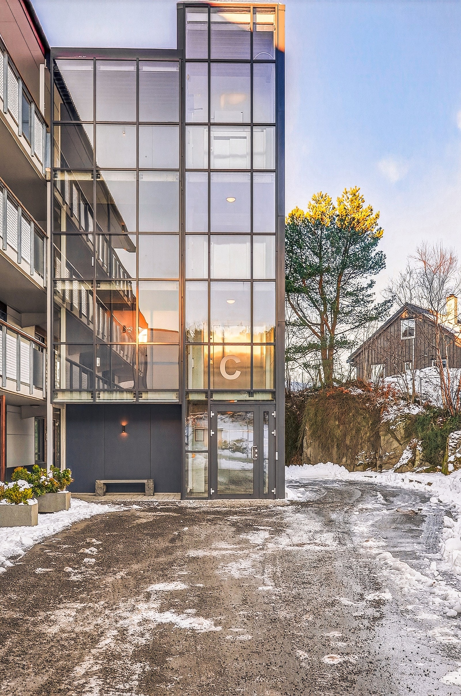 Fasaden er blant annet oppgradert, og man har heis i bygget. Galleribilde