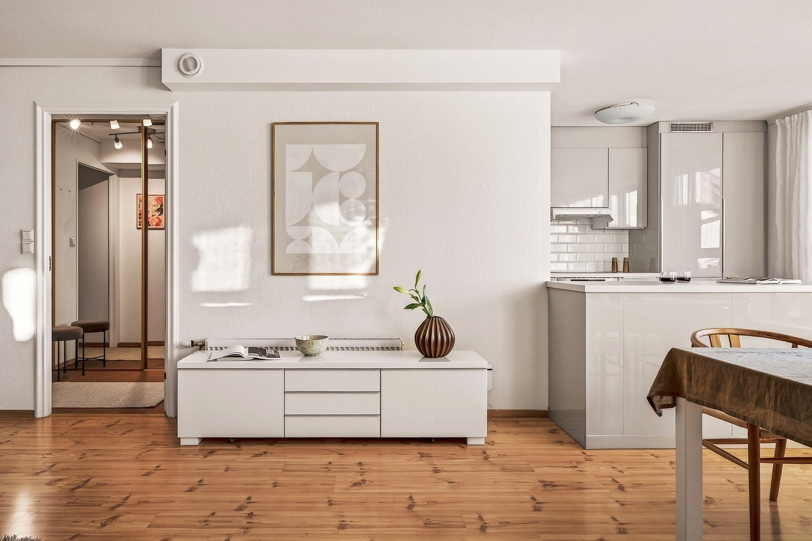 Rommet kan enkelt innredes i flere soner, med sofa, TV og stort spisebord. Galleribilde