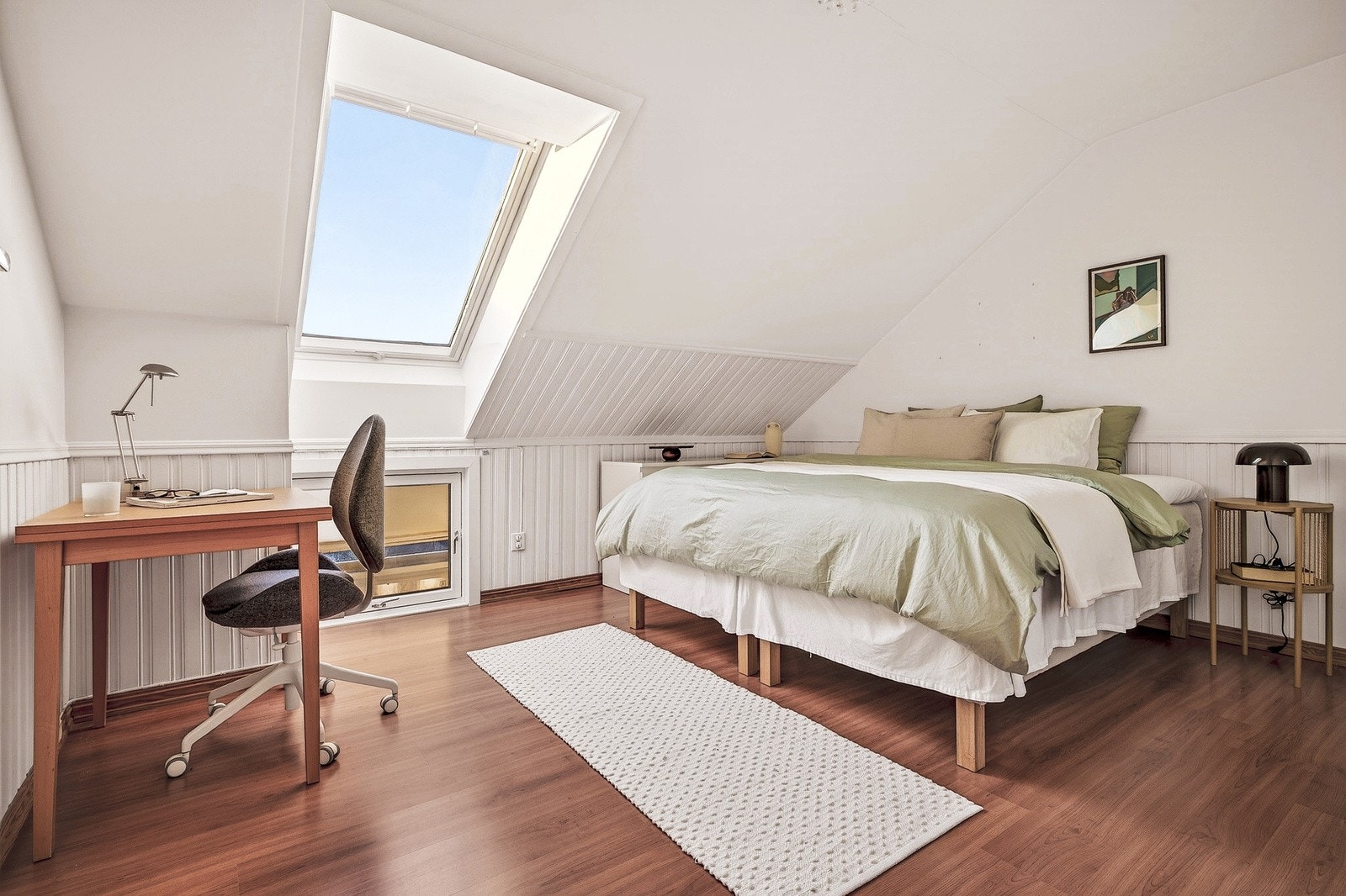 Hovedsoverommet måler ca. 12 kvm, og har god plass til seng, garderobe og skrivebord. Galleribilde