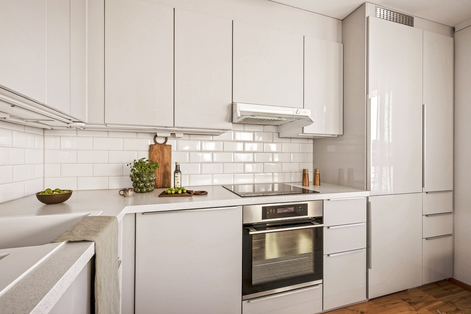 Kjøkkenet er tidsriktig og består av slette fronter og laminat benkeplate. Det er også slitesterke fliser mellom benkeplate og veggen. Galleribilde
